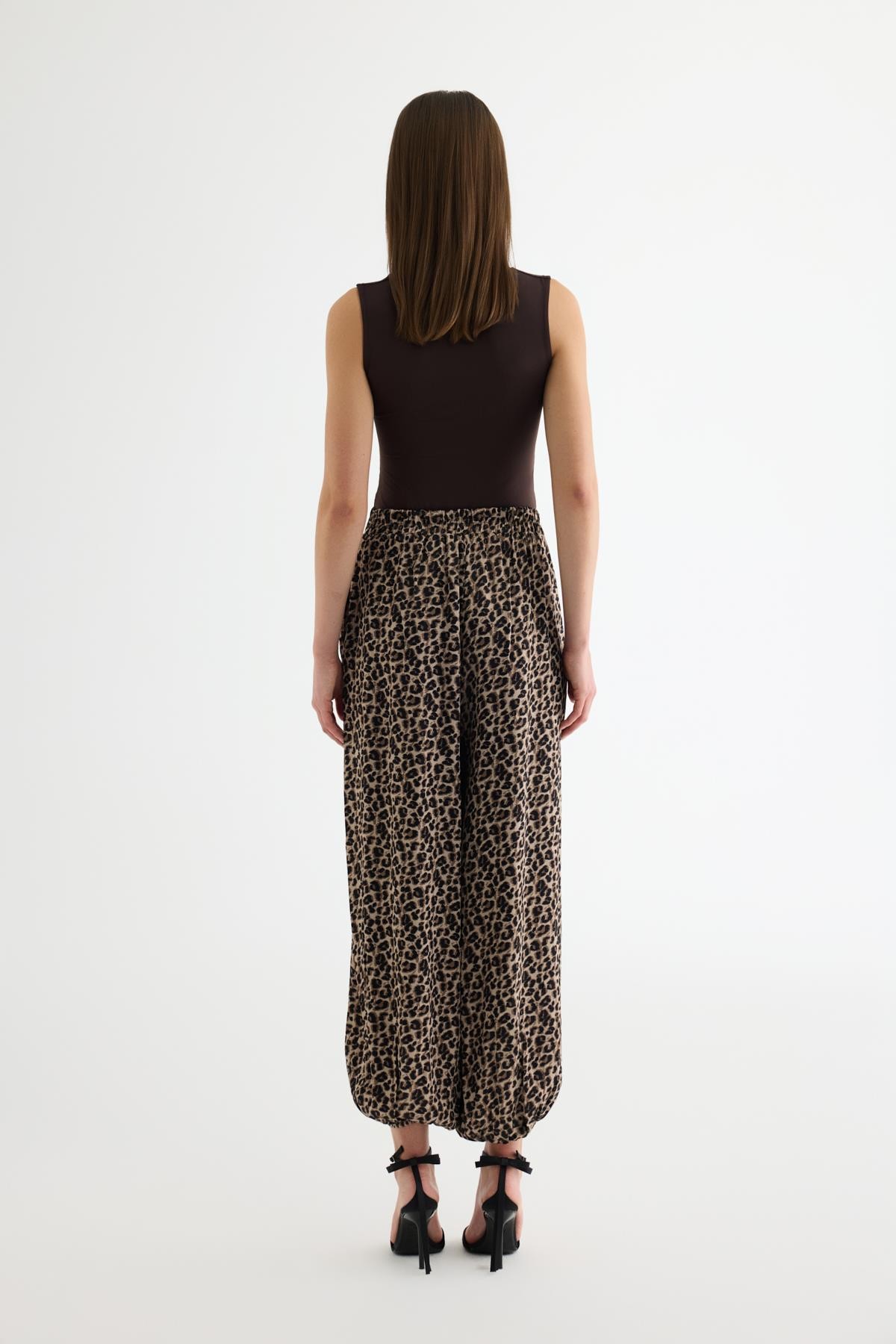 Quzu Leopar Desenli Saten Pantolon Kahve