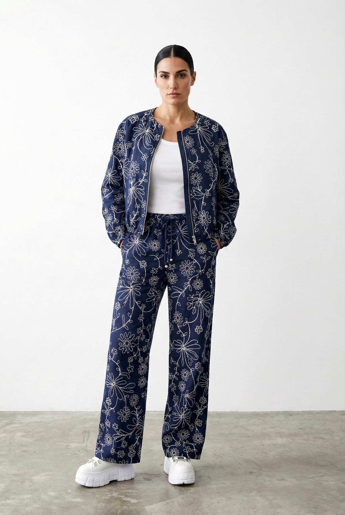 Quzu Nakış Detaylı Pantolon Lacivert