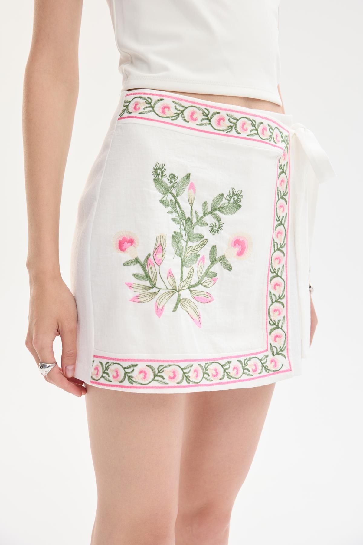 Quzu Nakış Detaylı Şort Etek Ekru