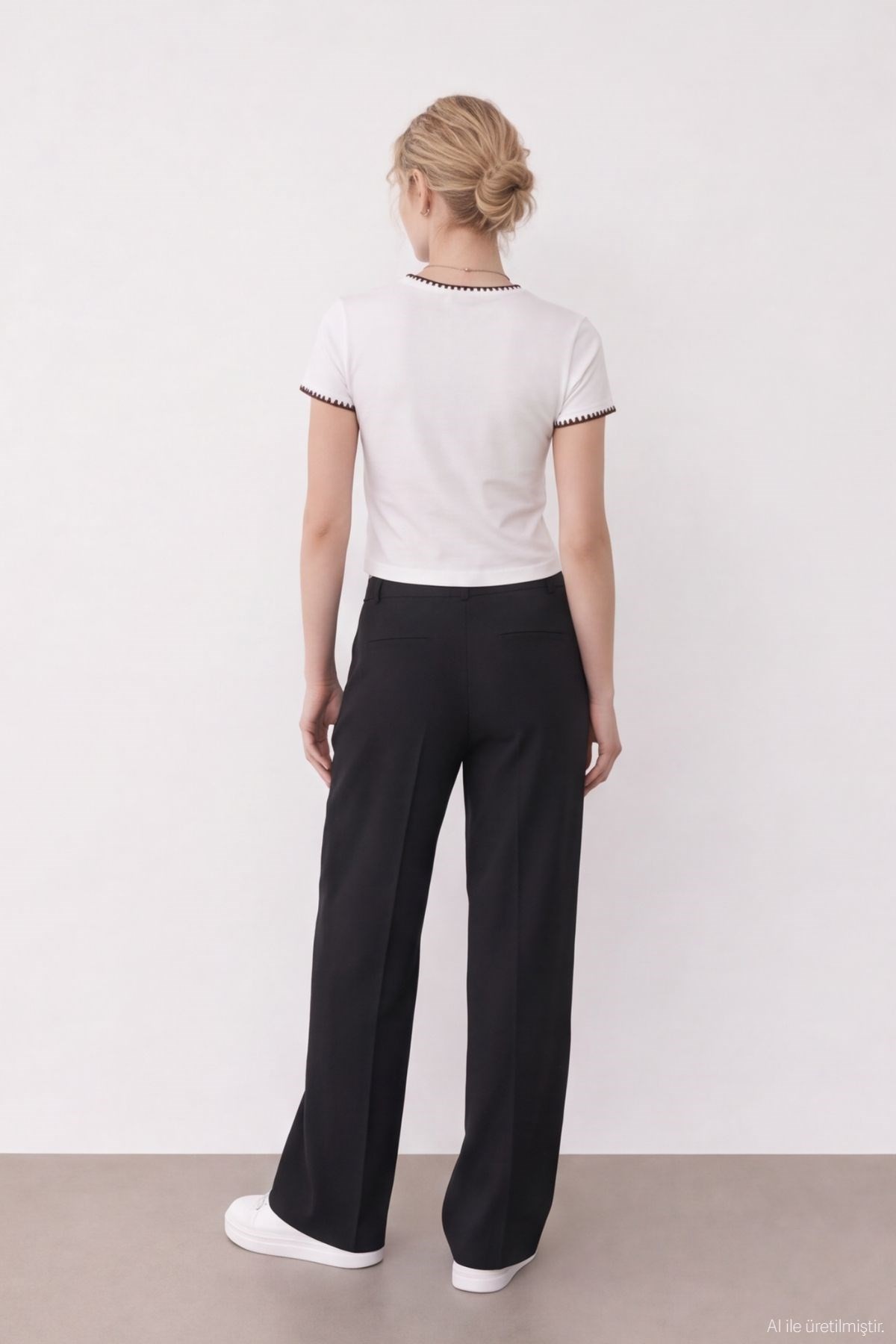 Quzu Nakış Detaylı T-shirt Ekru