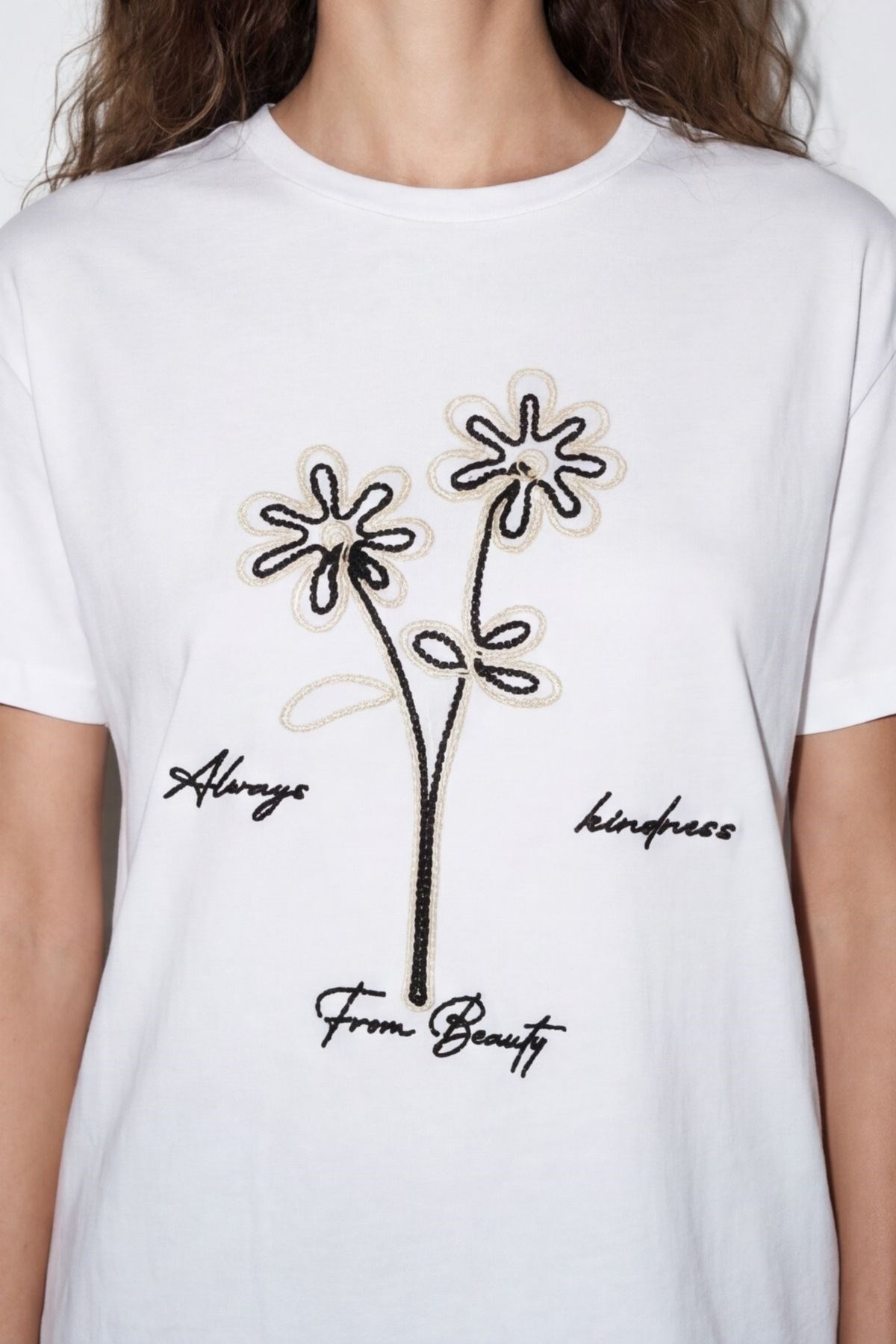 Quzu Nakış Detaylı T-shirt Ekru