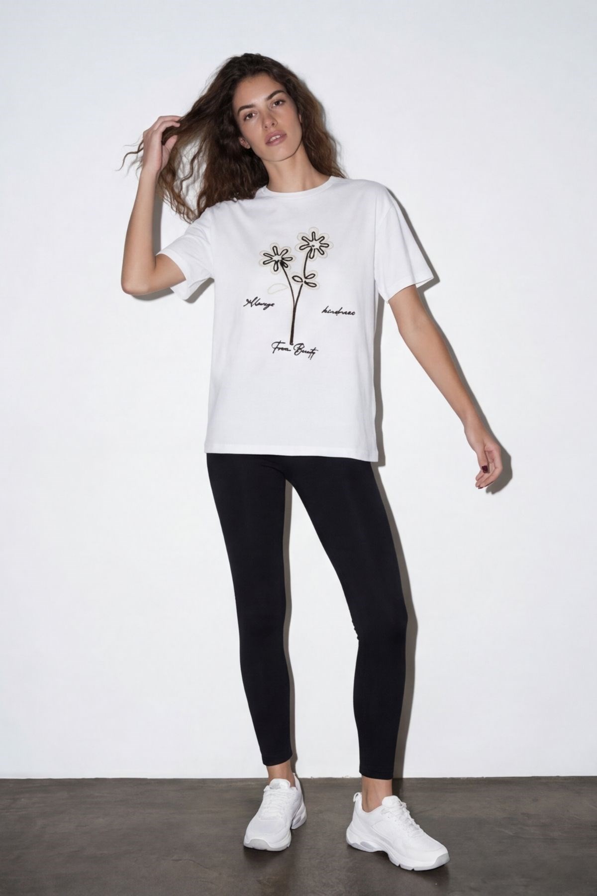 Quzu Nakış Detaylı T-shirt Ekru