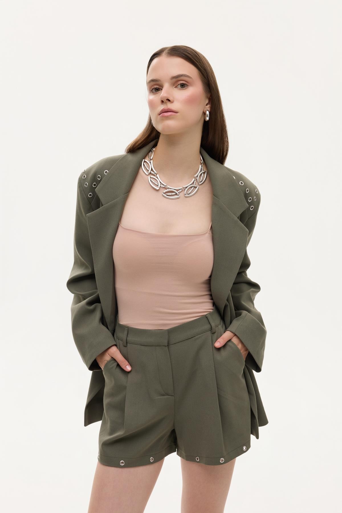 Quzu Paça Detaylı Şort Haki