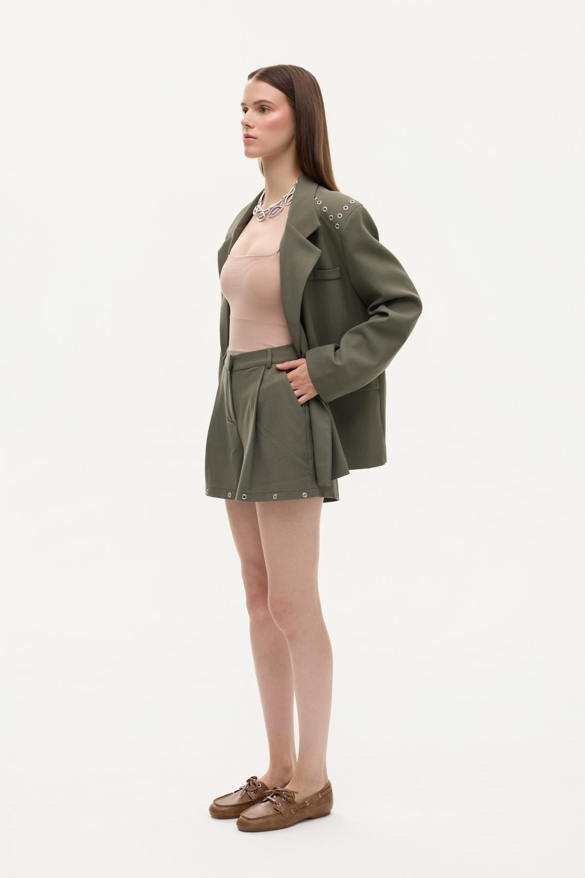 Quzu Paça Detaylı Şort Haki