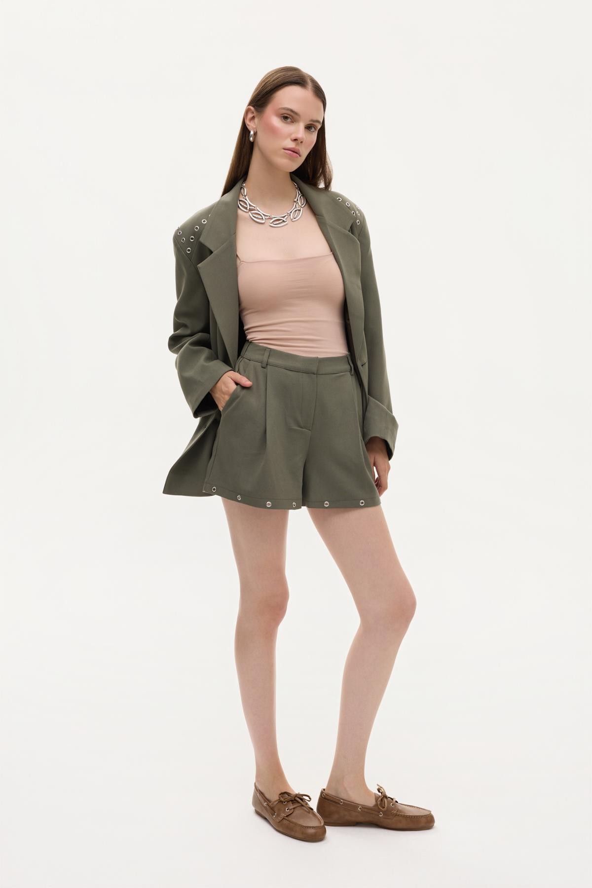 Quzu Paça Detaylı Şort Haki