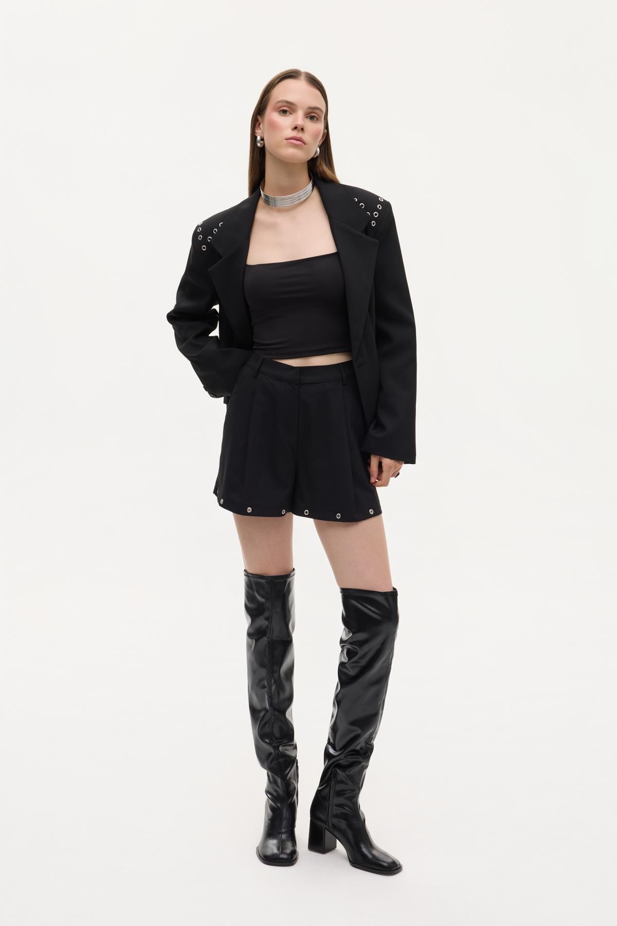 Quzu Paça Detaylı Şort Siyah