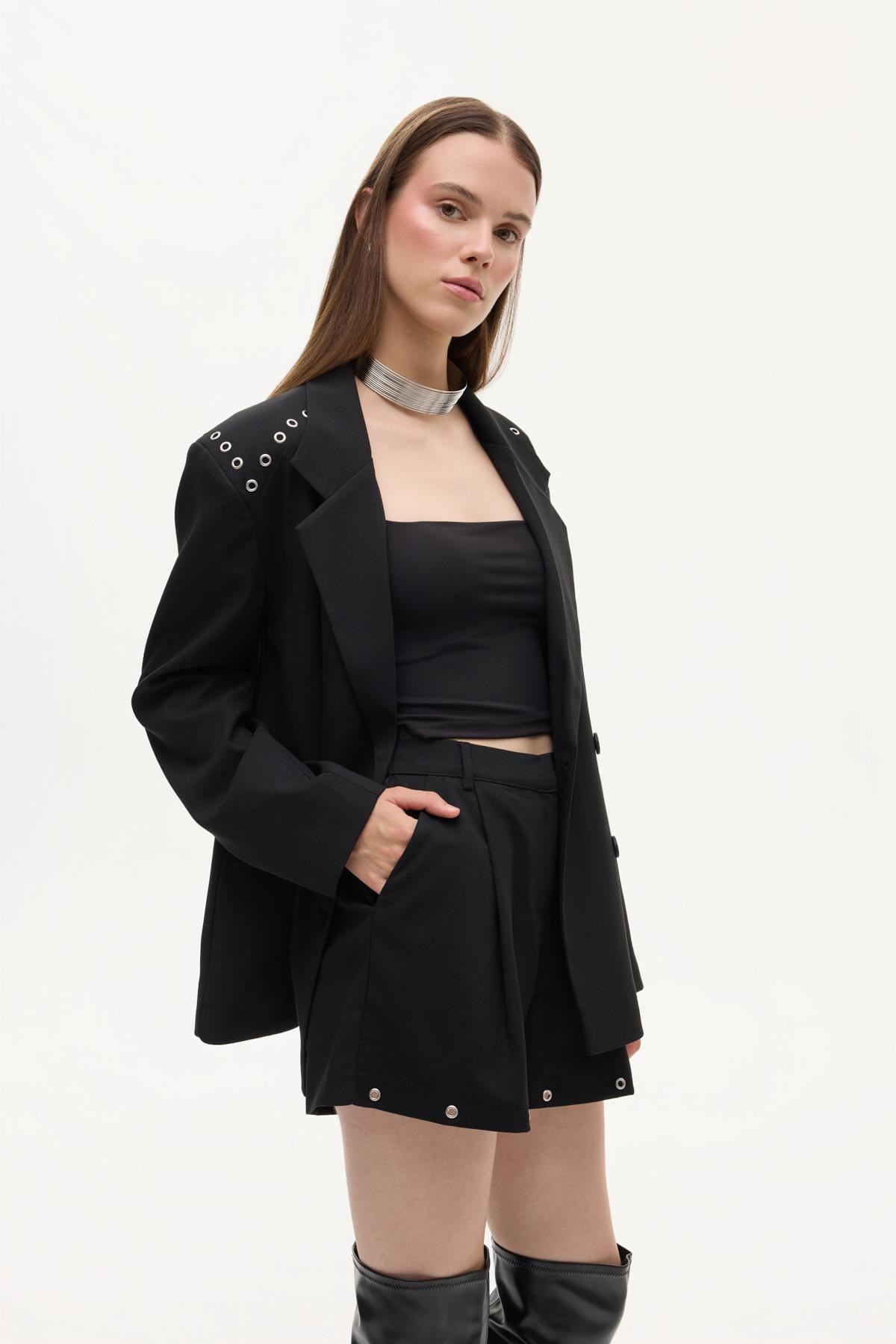 Quzu Paça Detaylı Şort Siyah