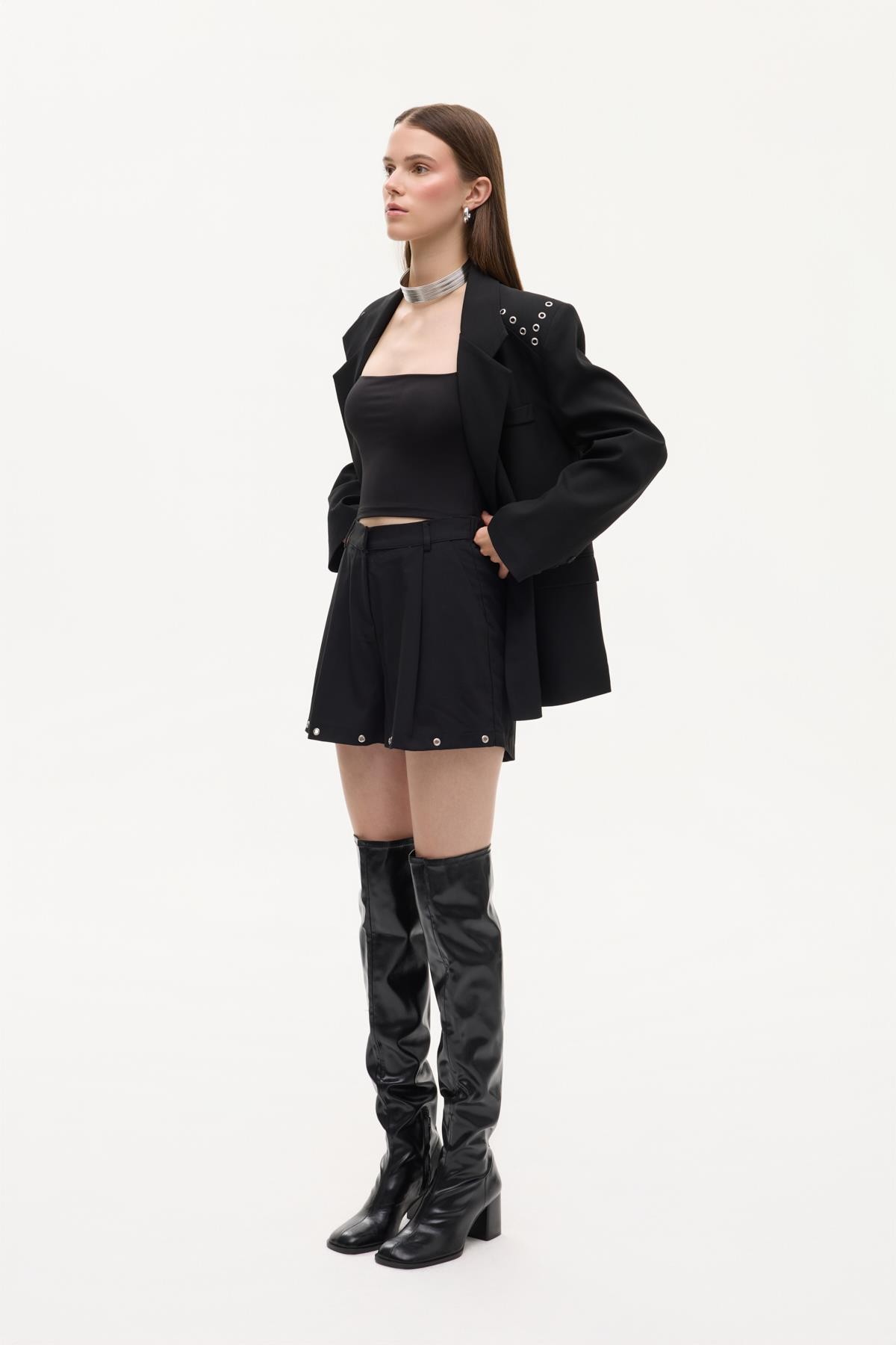 Quzu Paça Detaylı Şort Siyah