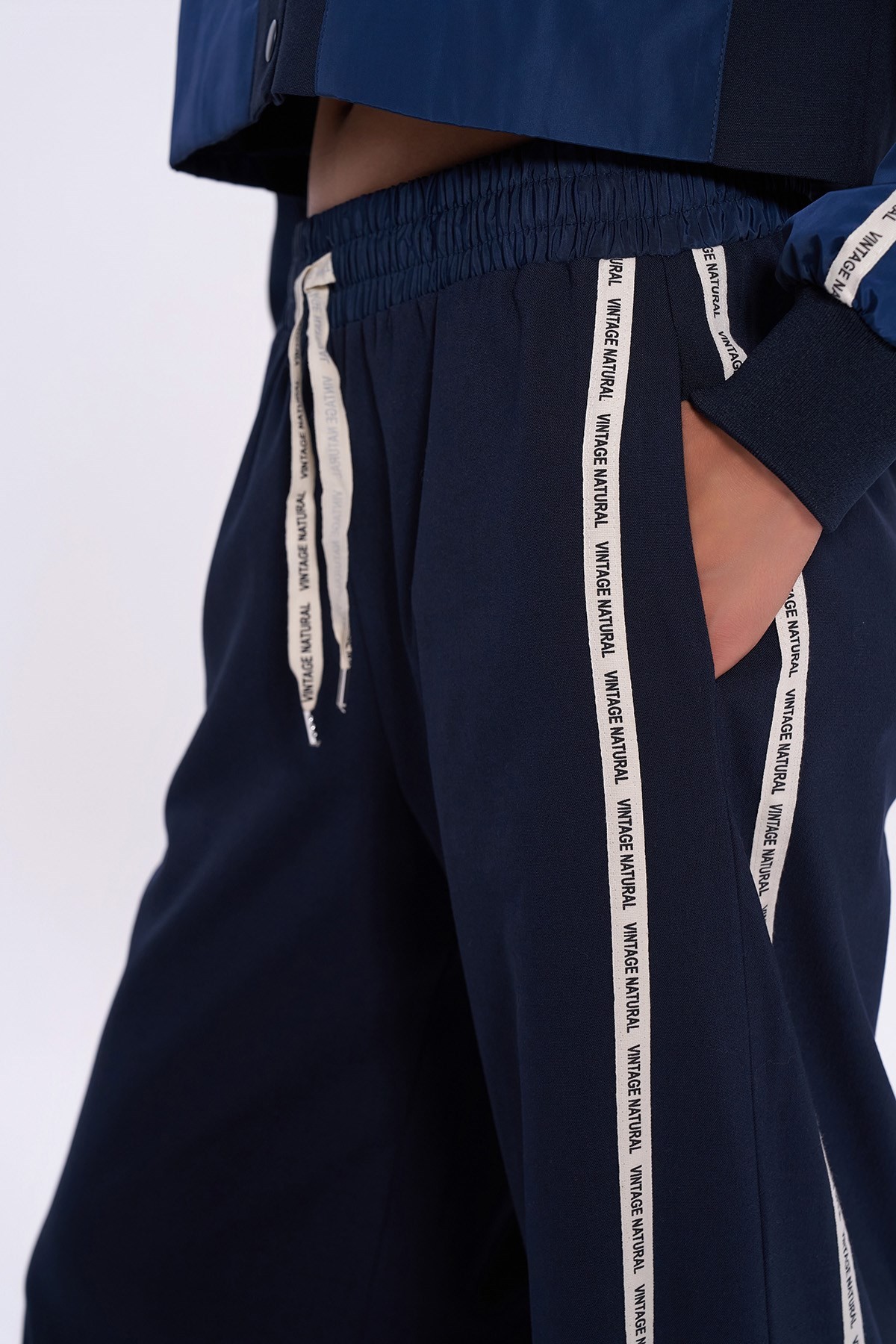 Quzu Şerit Detaylı Pantolon Lacivert
