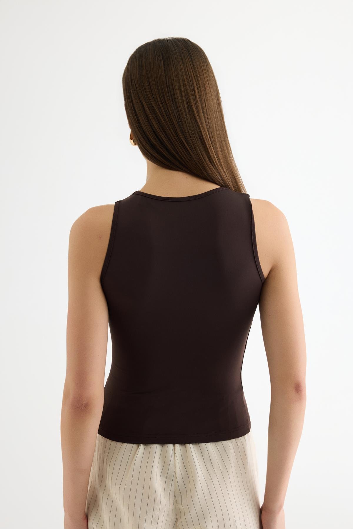 Quzu Toka Detaylı Asimetrik Bluz Kahve