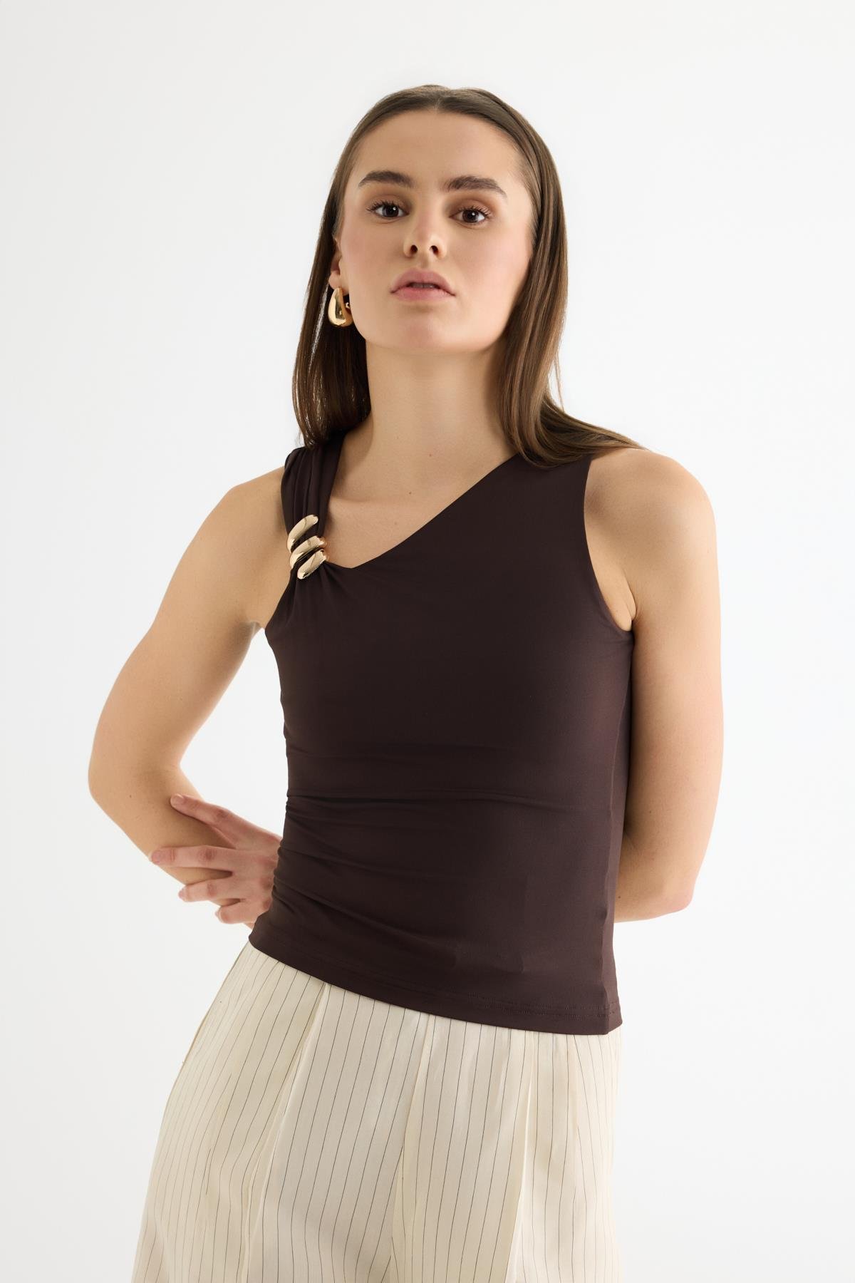 Quzu Toka Detaylı Asimetrik Bluz Kahve