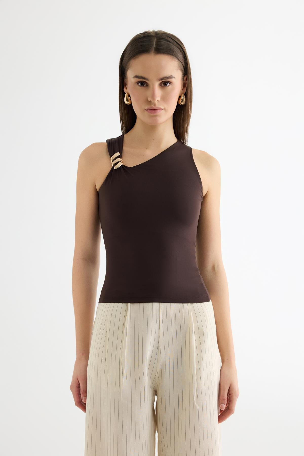 Quzu Toka Detaylı Asimetrik Bluz Kahve