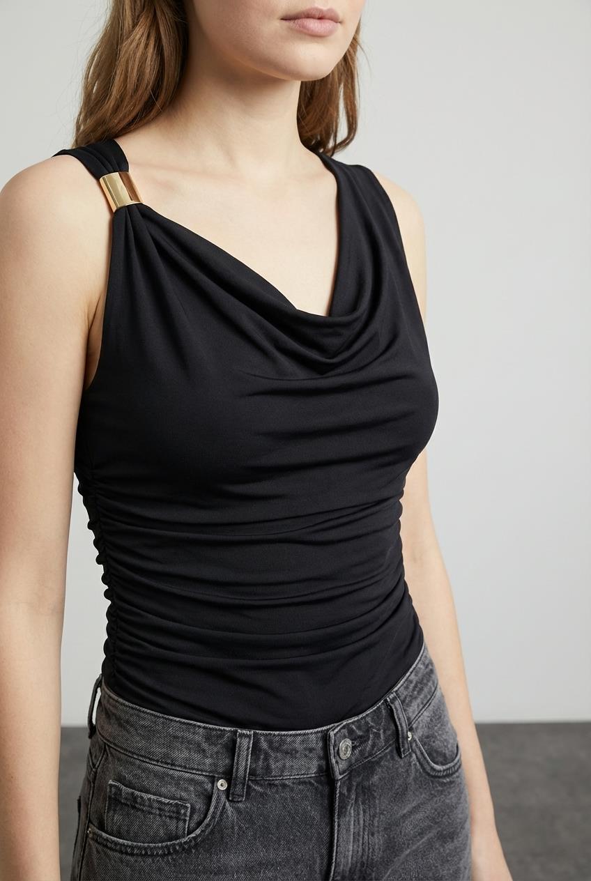 Quzu Toka Detaylı Bluz Siyah