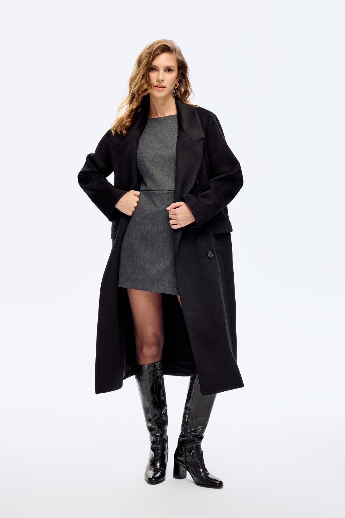 Quzu Vatkalı Arkası Yırtmaçlı Kaban Siyah