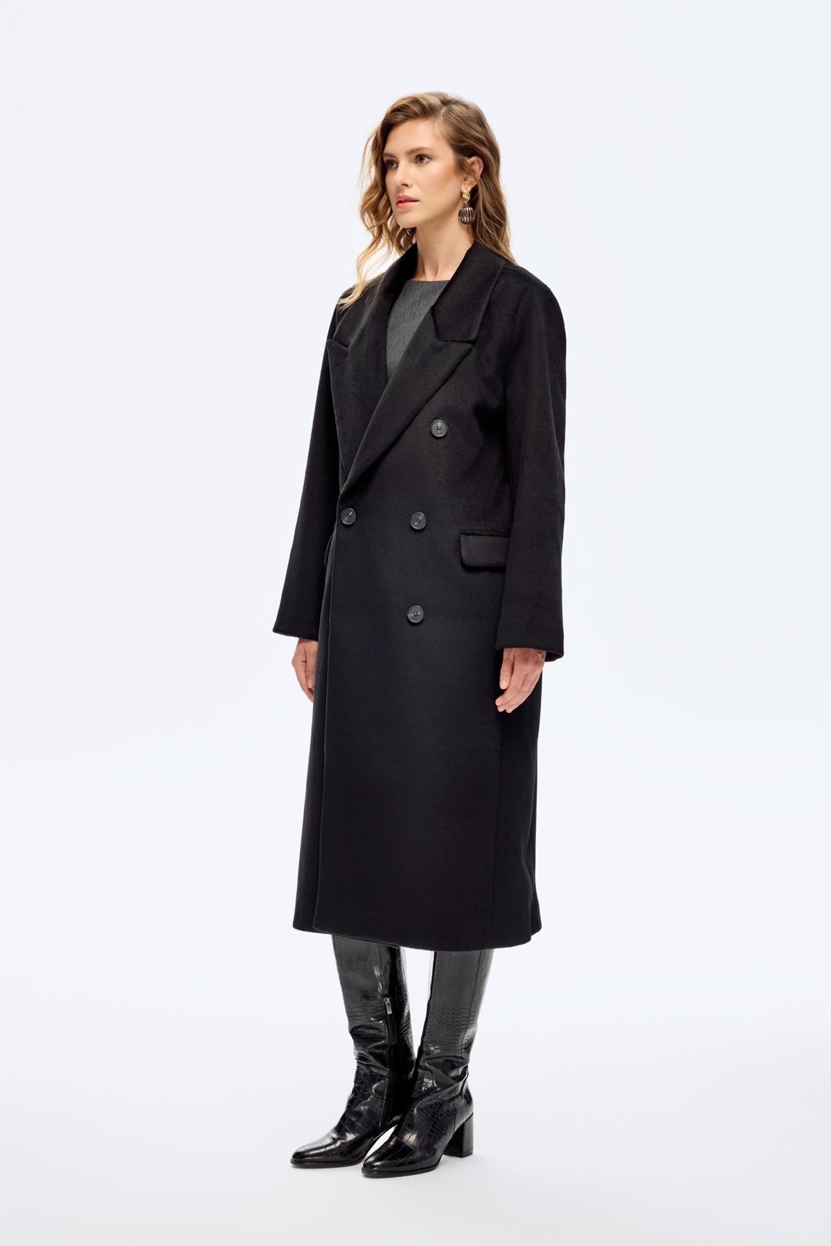 Quzu Vatkalı Arkası Yırtmaçlı Kaban Siyah