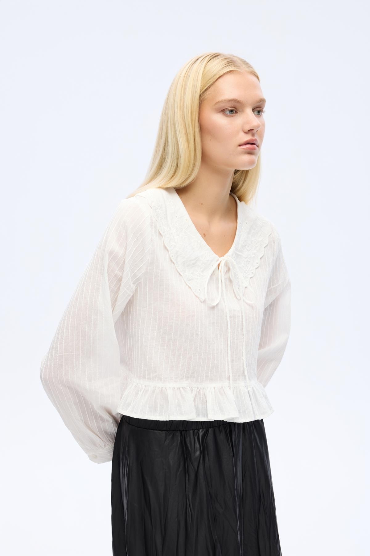 Quzu Yaka Detaylı Bluz Ekru