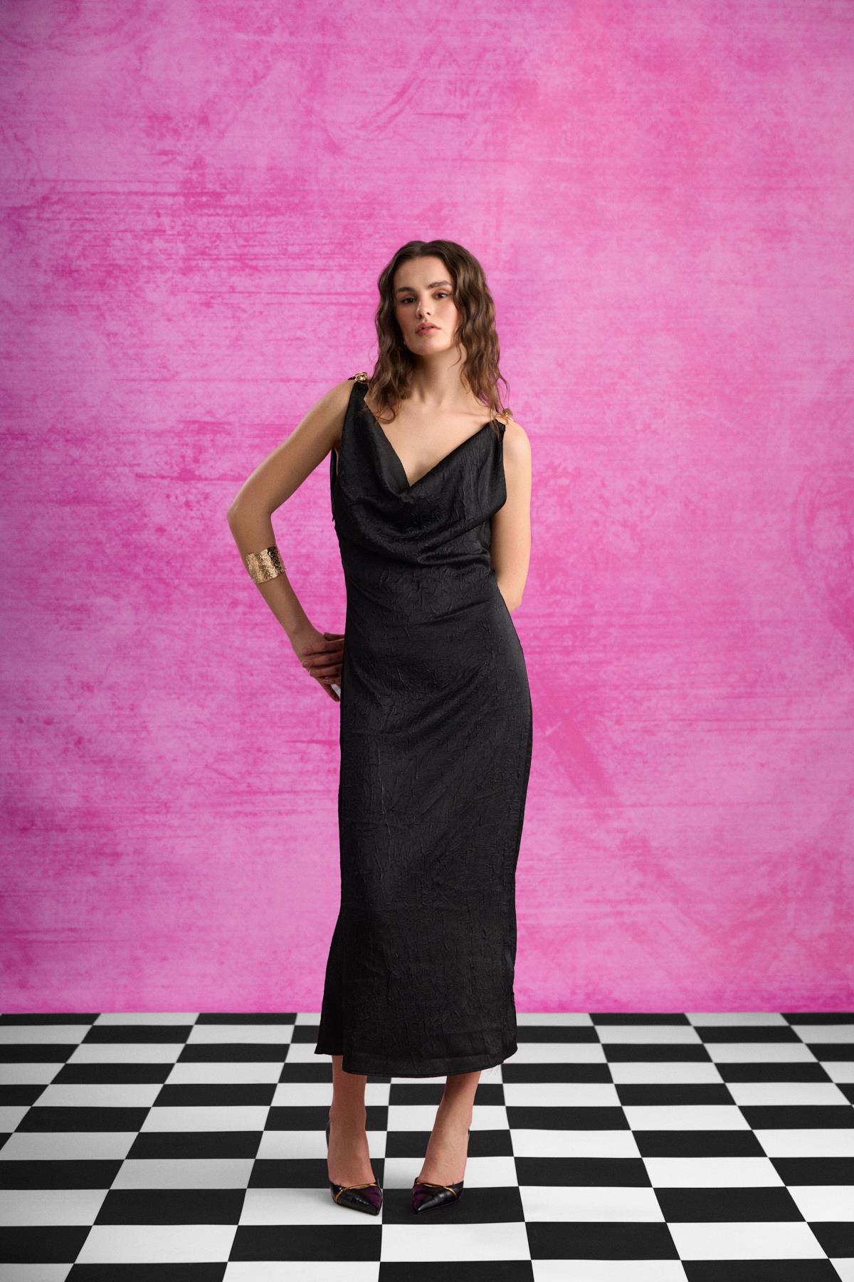 Quzu Yakası Dökümlü Saten Elbise Siyah