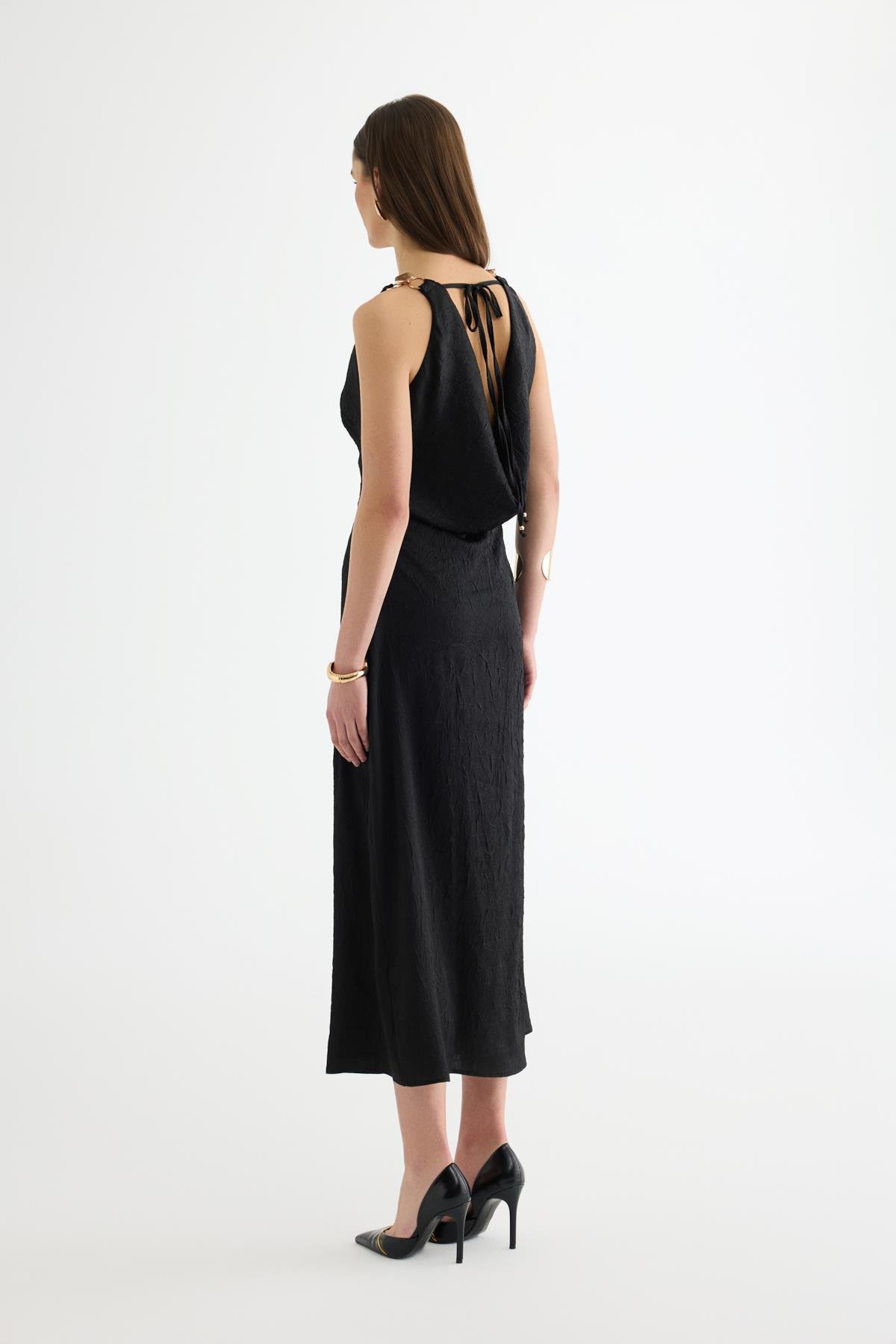 Quzu Yakası Dökümlü Saten Elbise Siyah