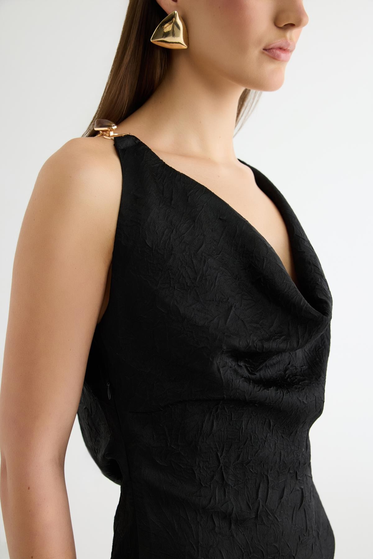 Quzu Yakası Dökümlü Saten Elbise Siyah