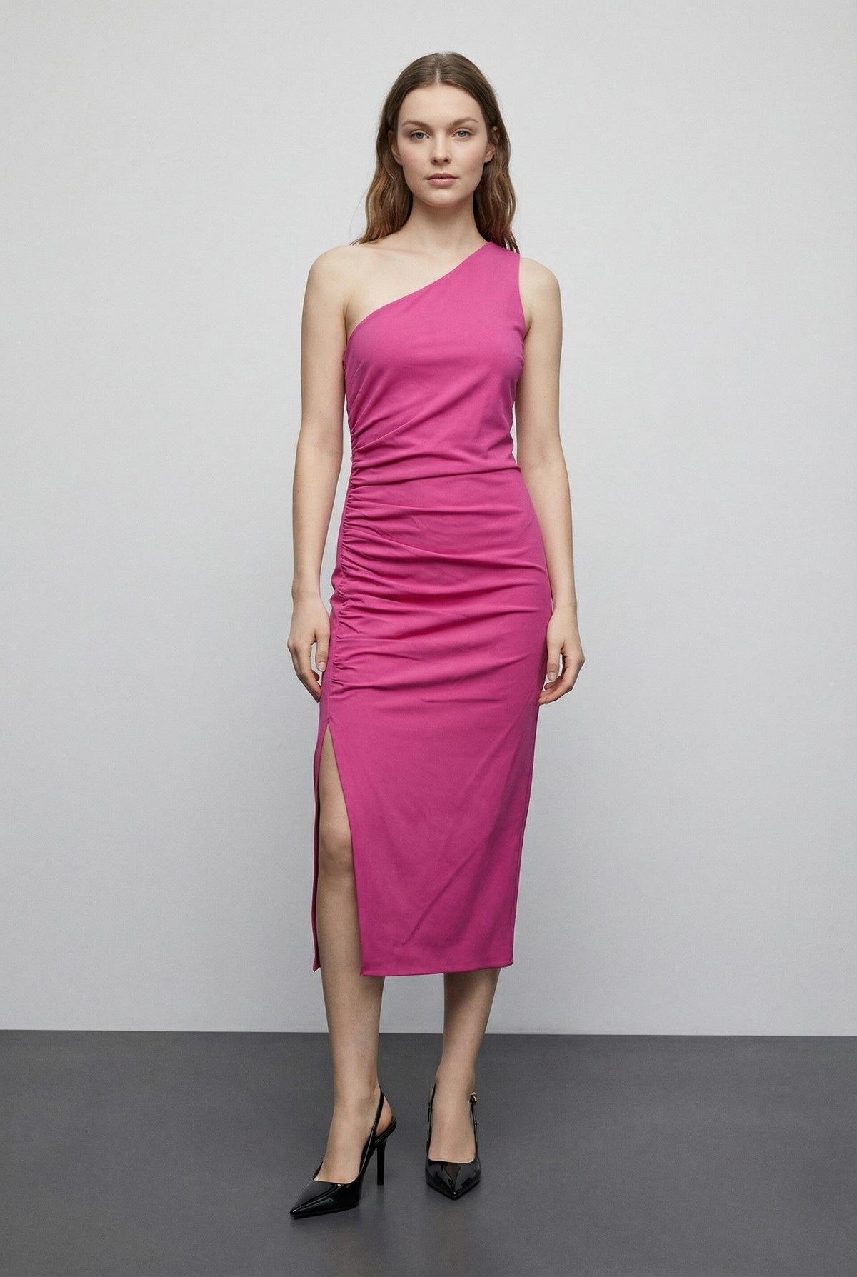 Quzu Yırtmaç Ve Büzgülü Elbise Fuşya