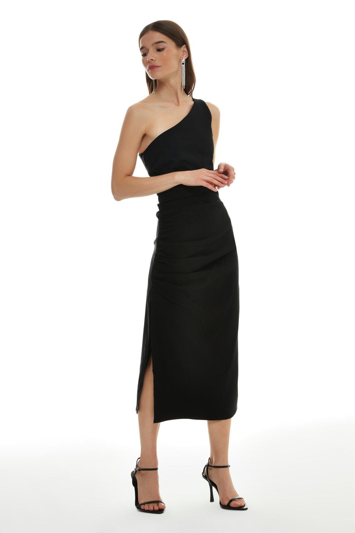 Quzu Yırtmaç Ve Büzgülü Elbise Siyah