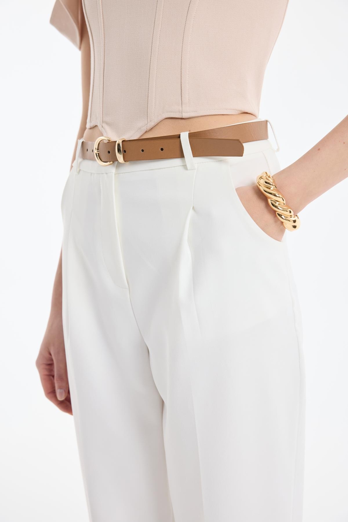 Quzu Yüksek Bel Kemerli Pensli Pantolon Ekru
