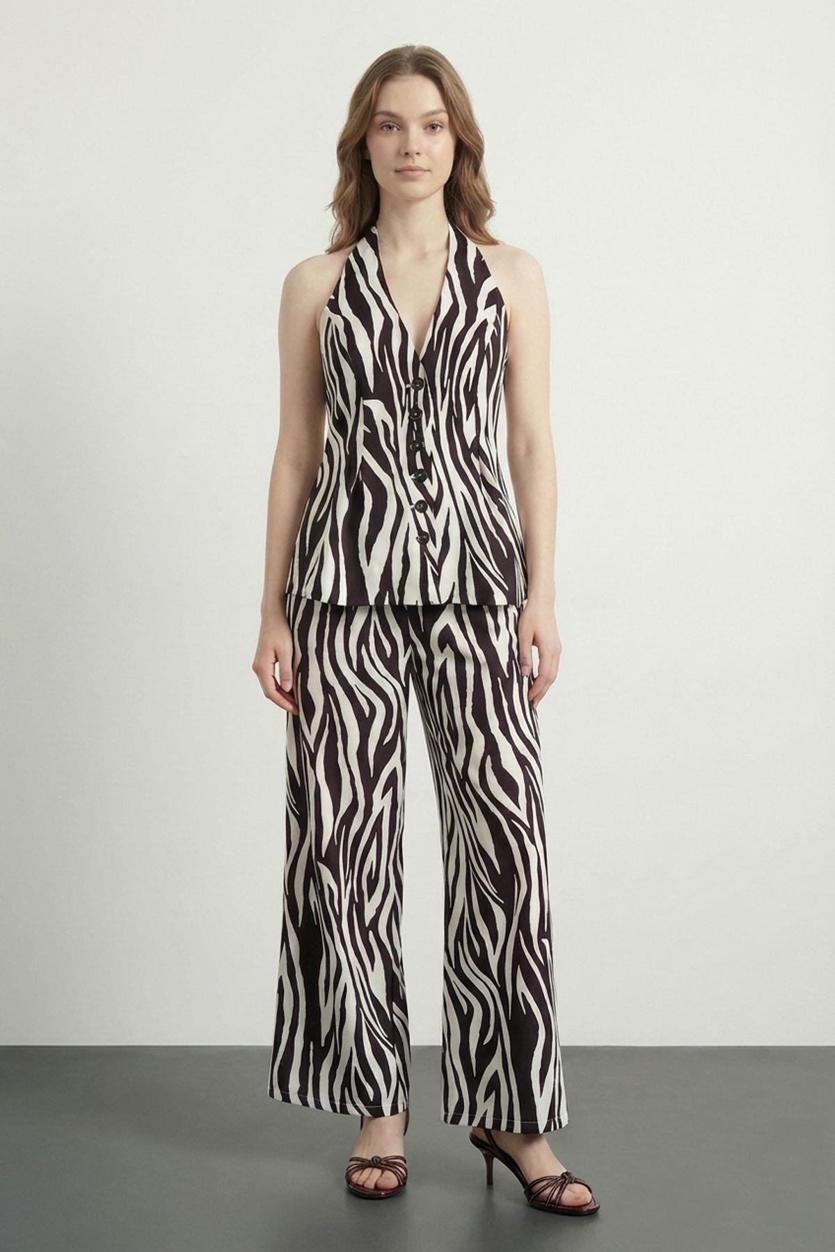 Quzu Zebra Desenli Düğmeli Bluz Kahve