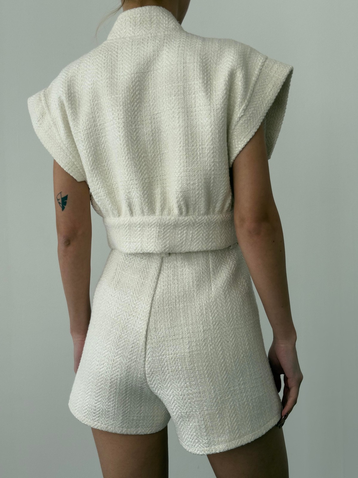 Quzu Zincir Kemer Detaylı Şort Ekru