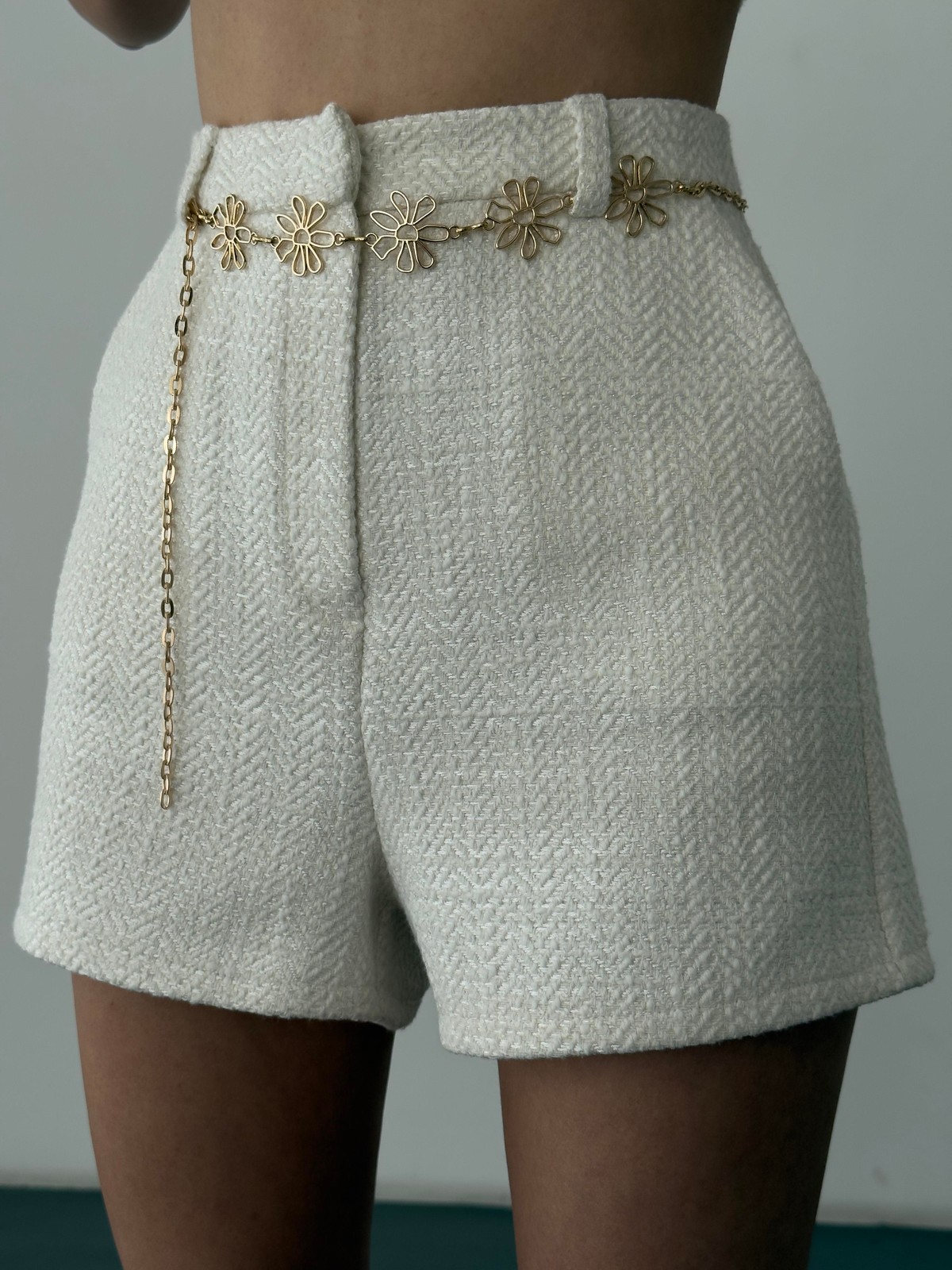 Quzu Zincir Kemer Detaylı Şort Ekru