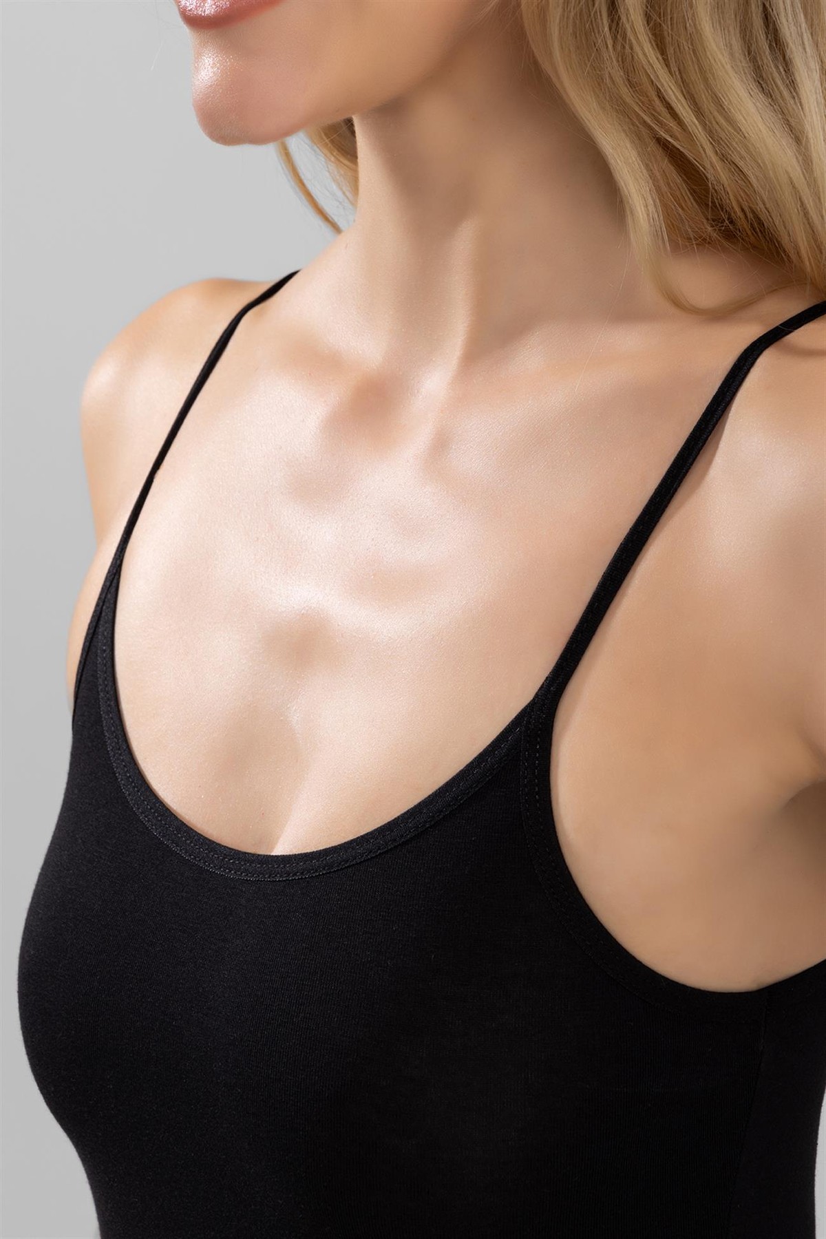Kadın Pamuklu İnce İp Askılı Çıtçıtlı Penye Body Atlet Siyah