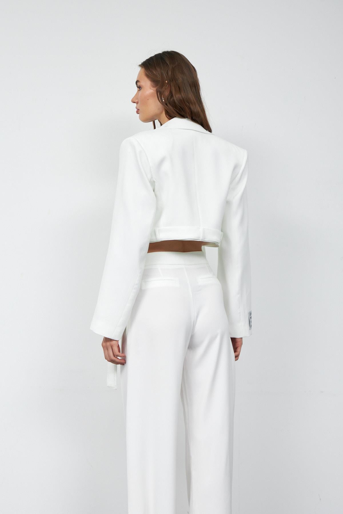 Chic Crop Kemer Detaylı Ceket Beyaz