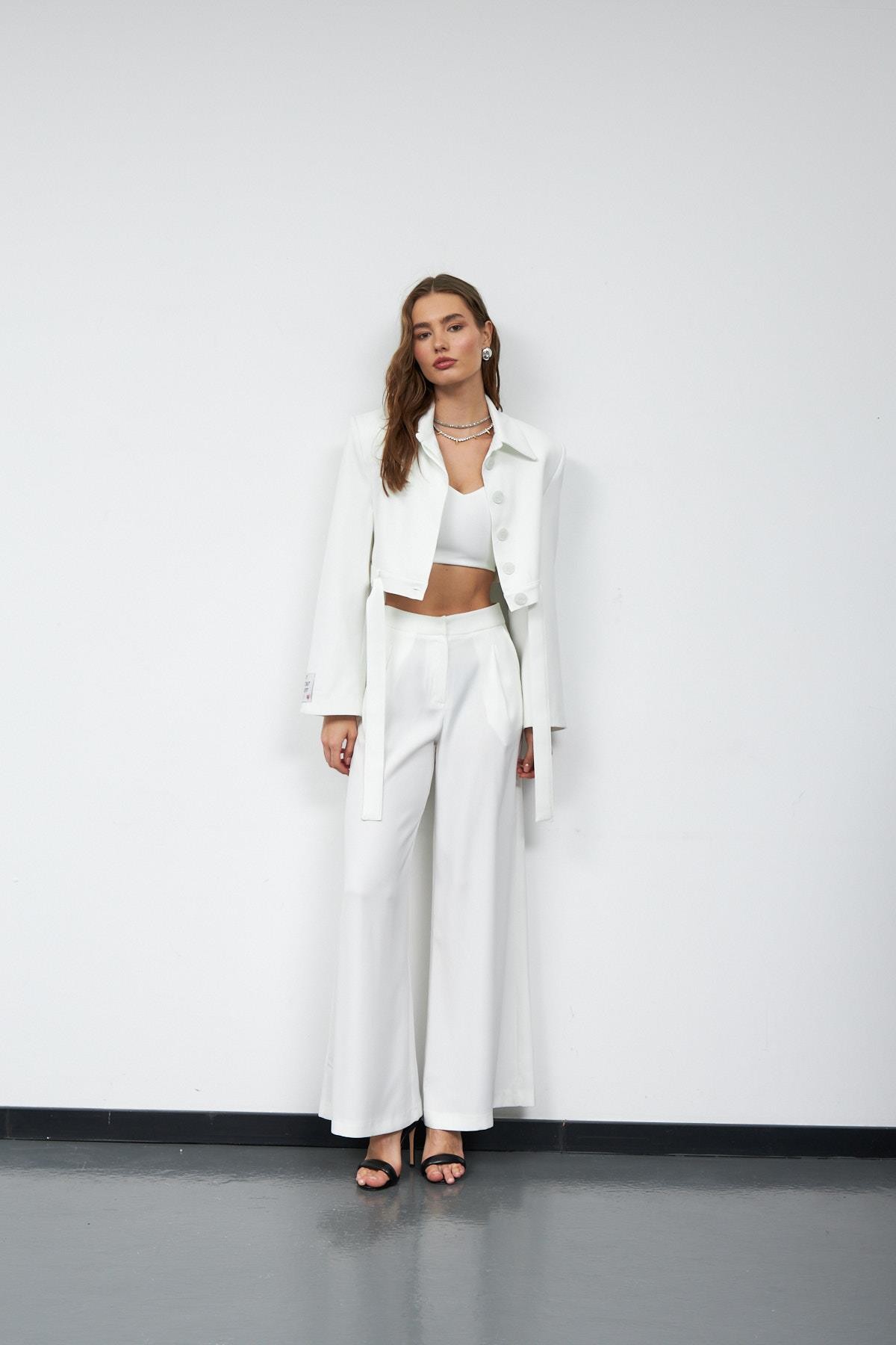 Chic Crop Kemer Detaylı Ceket Beyaz