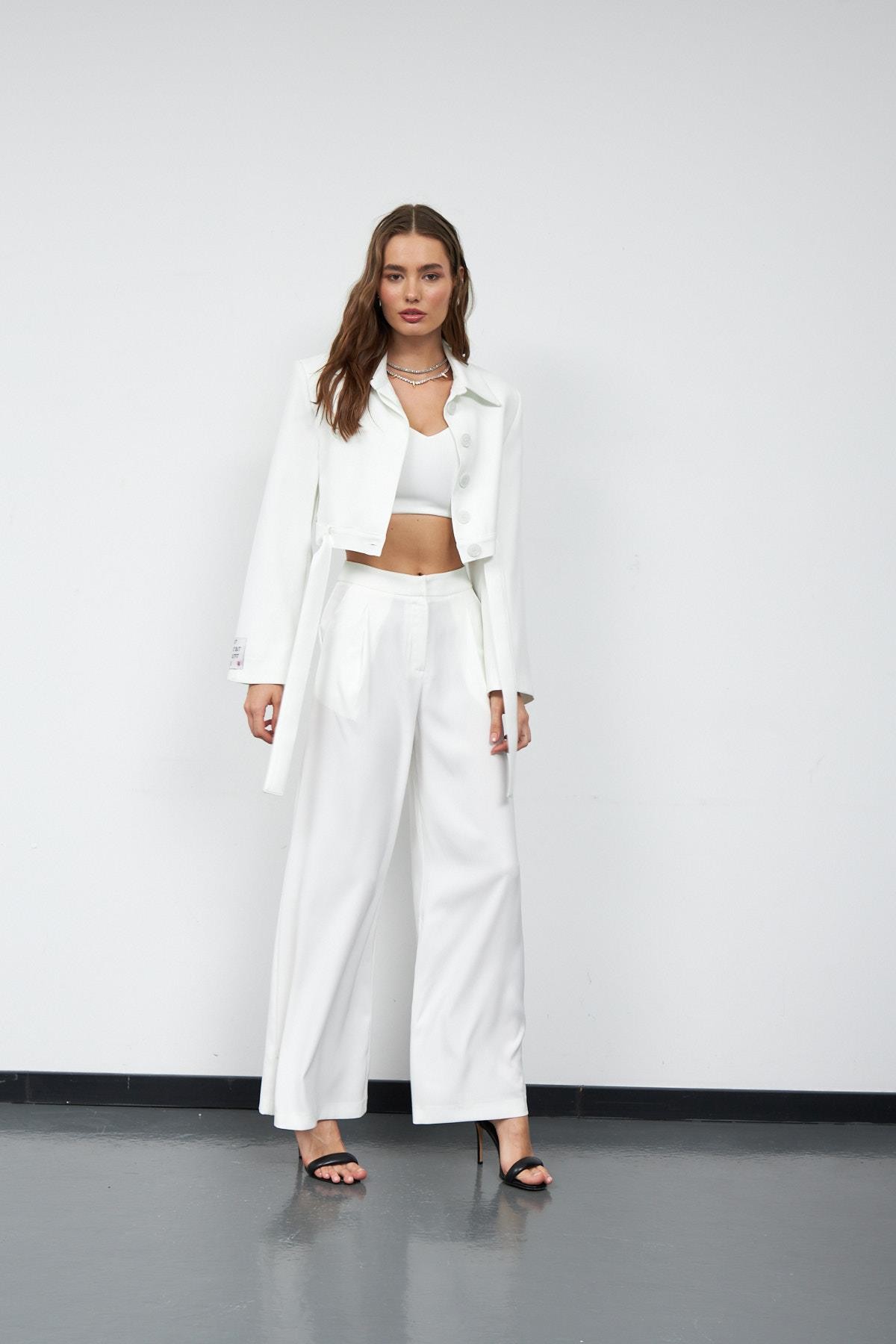 Chic Crop Kemer Detaylı Ceket Beyaz