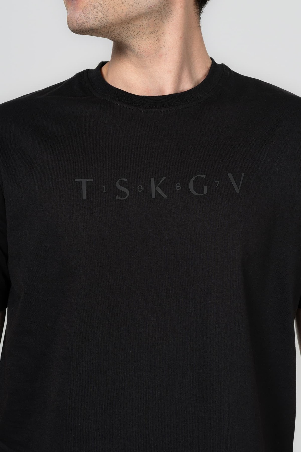 TSKGV TİPOGRAFİLİ SİYAH BİSİKLET YAKA TİŞÖRT