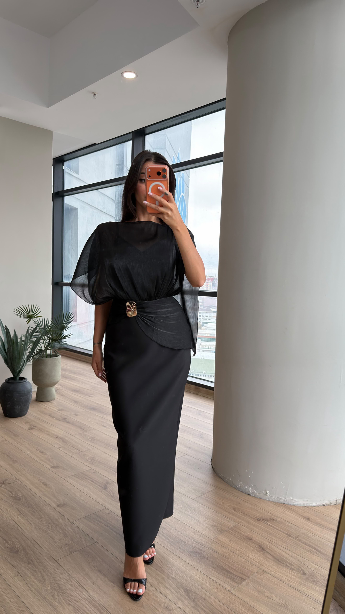 Nely Pelerin Detaylı Broşlu Kalem Elbise Siyah