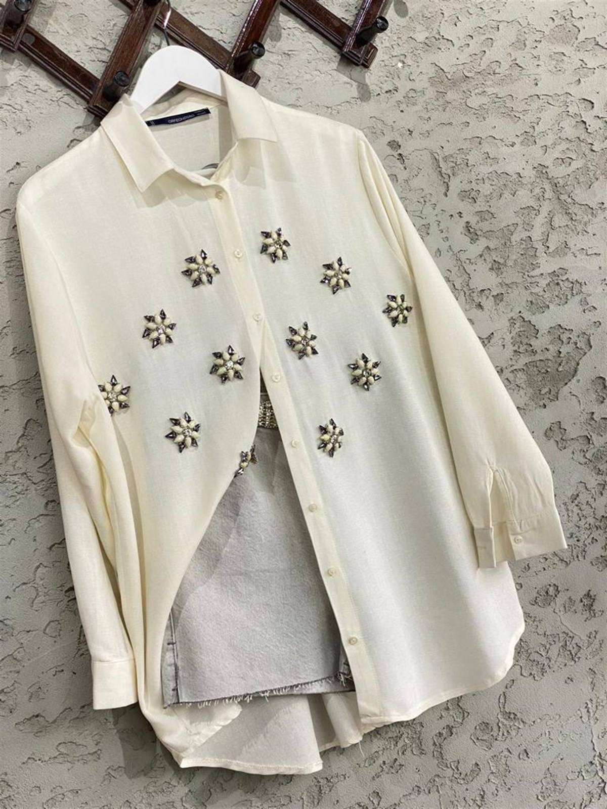 	Kristal Boncuk İşlemeli Tasarım Oversize Gömlek (Ekru)