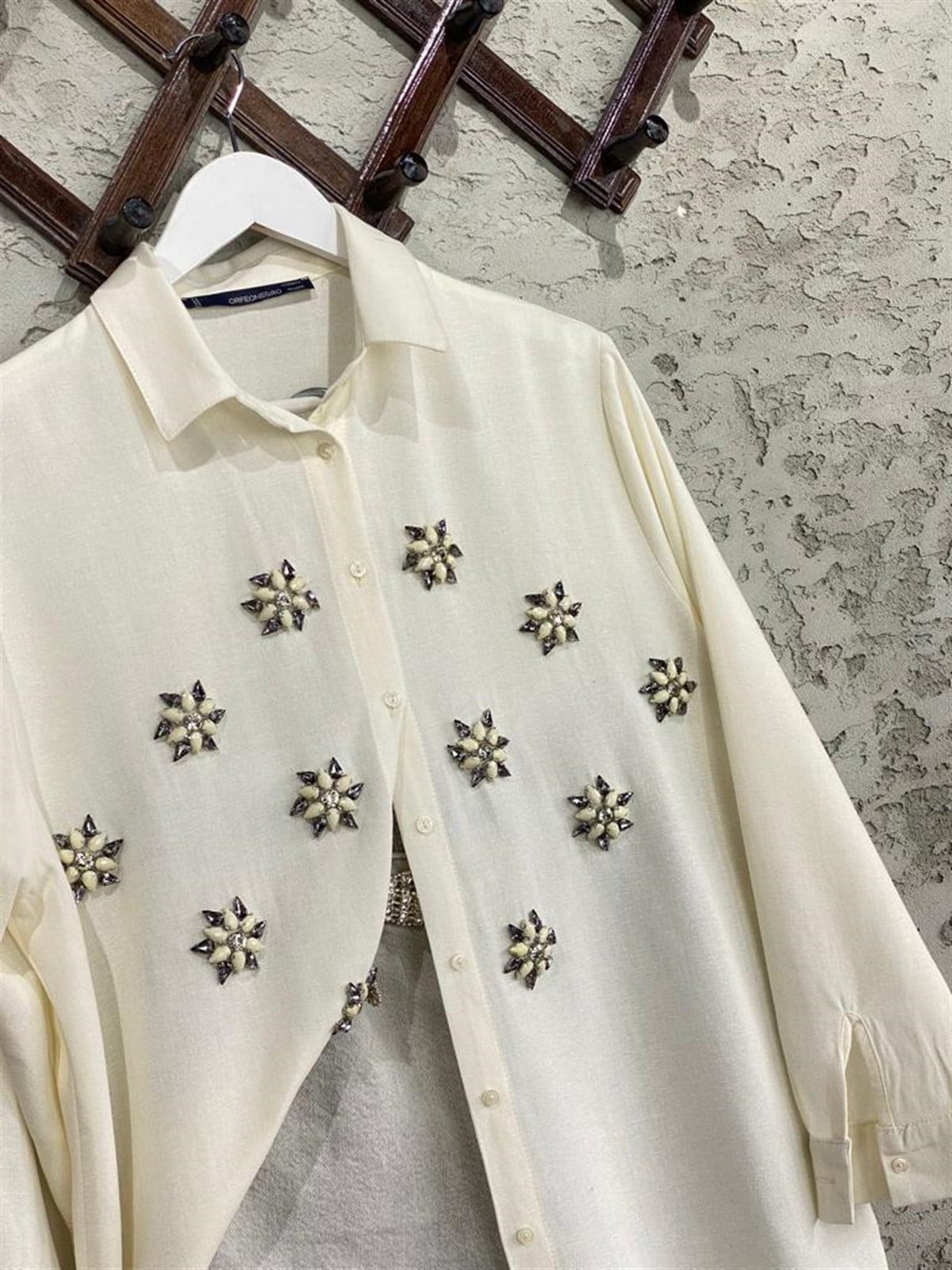 	Kristal Boncuk İşlemeli Tasarım Oversize Gömlek (Ekru)