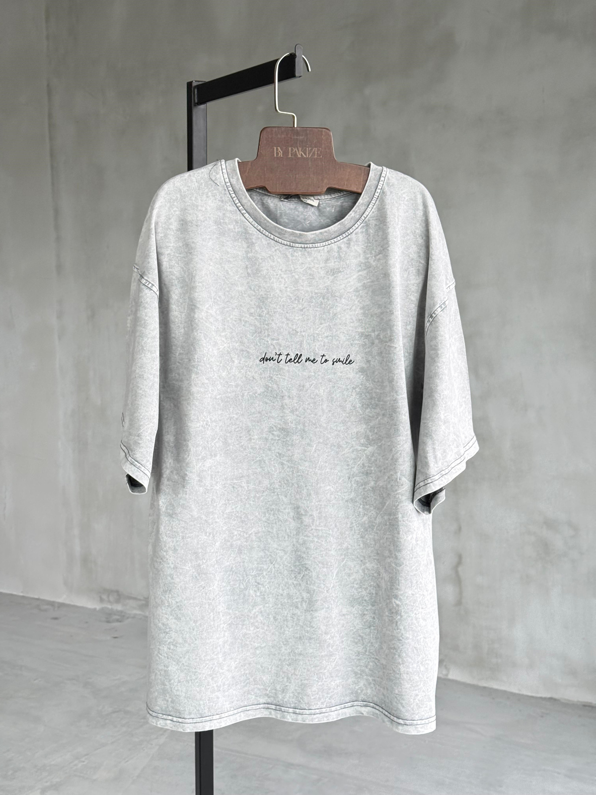  Yazı Baskılı Taş Yıkamalı Oversize Dokuma Tişört (Gri)
