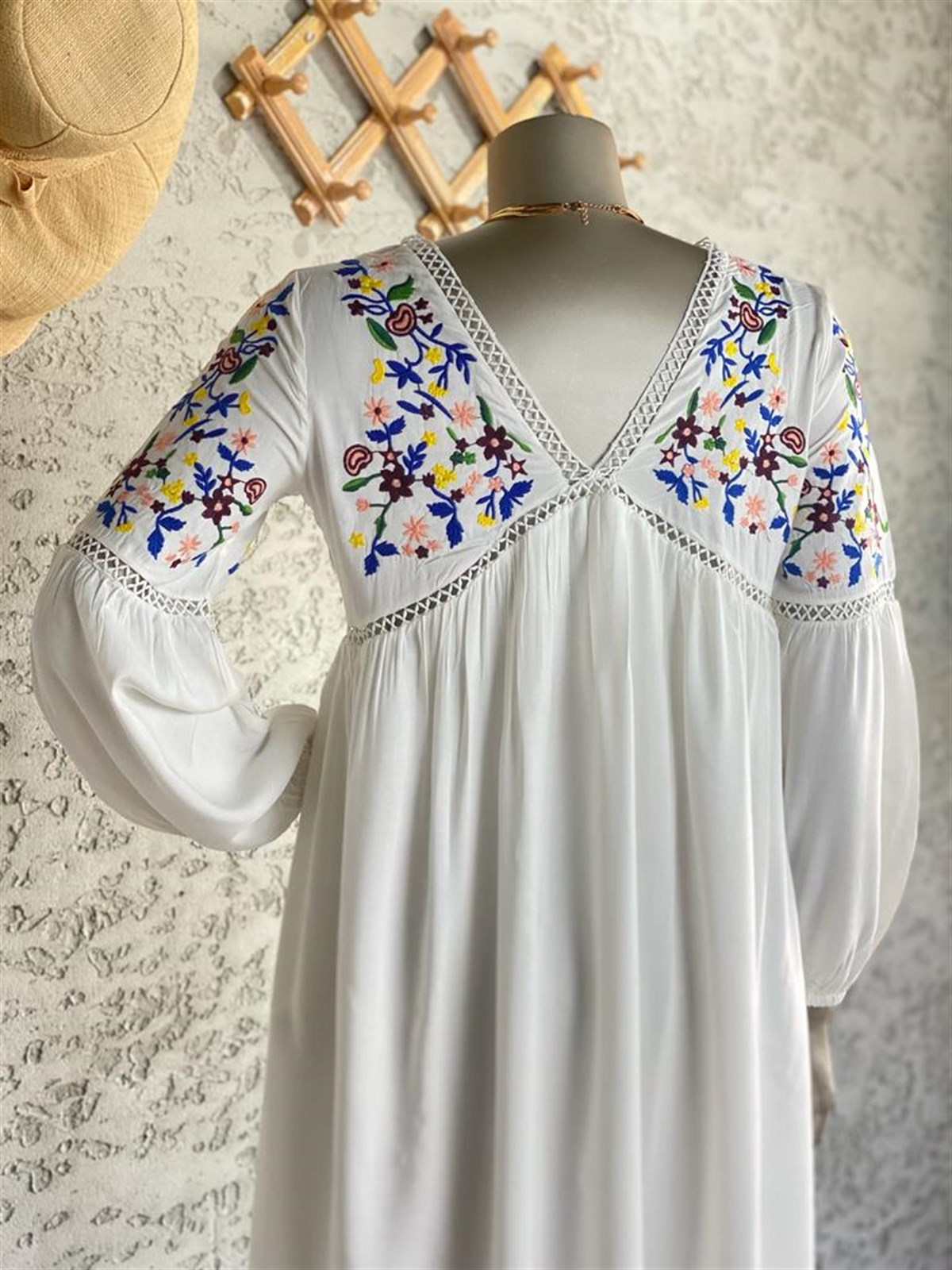 Alaçatı Nakış İşlemeli Elbise (Beyaz)