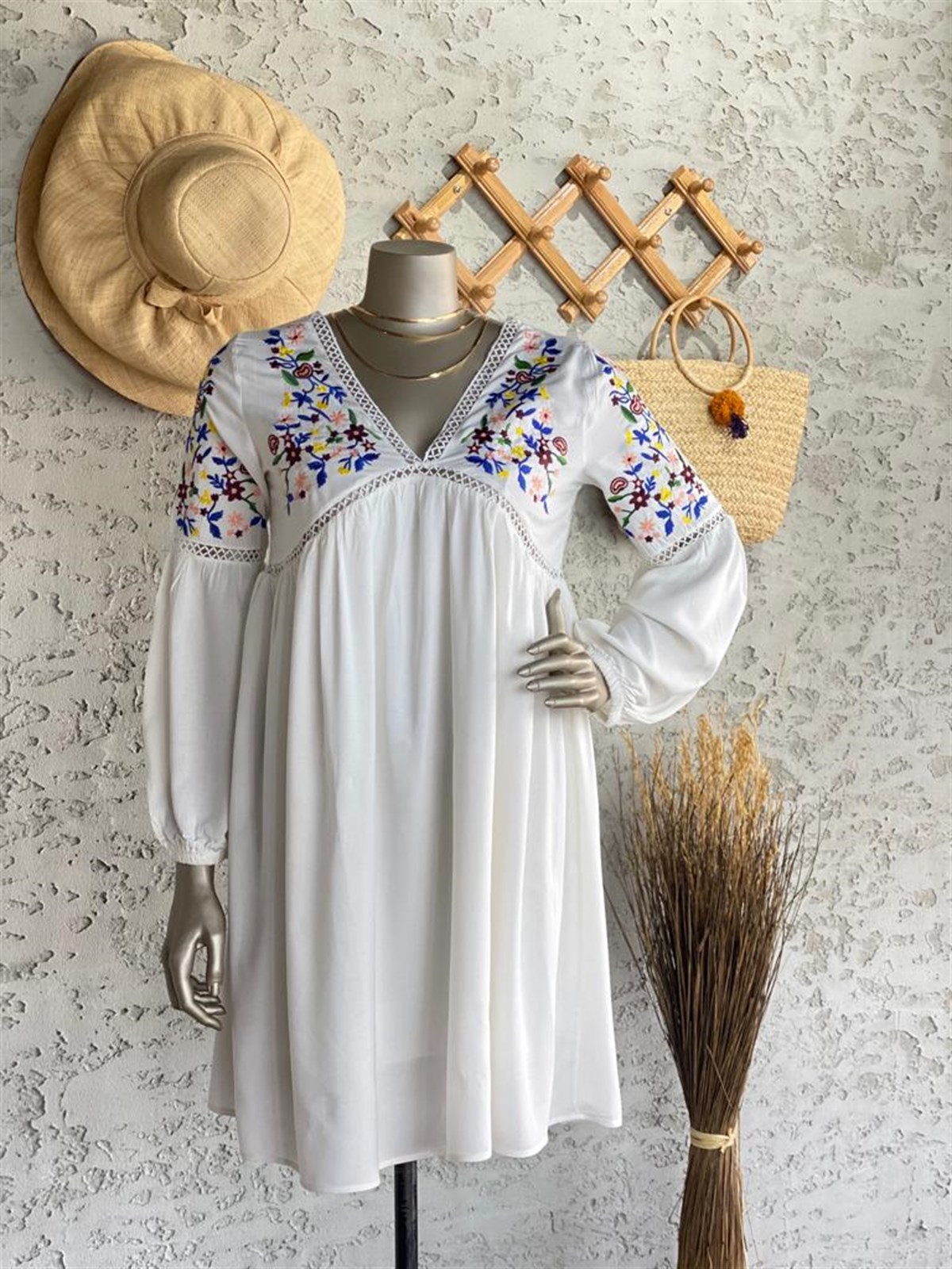 Alaçatı Nakış İşlemeli Elbise (Beyaz)