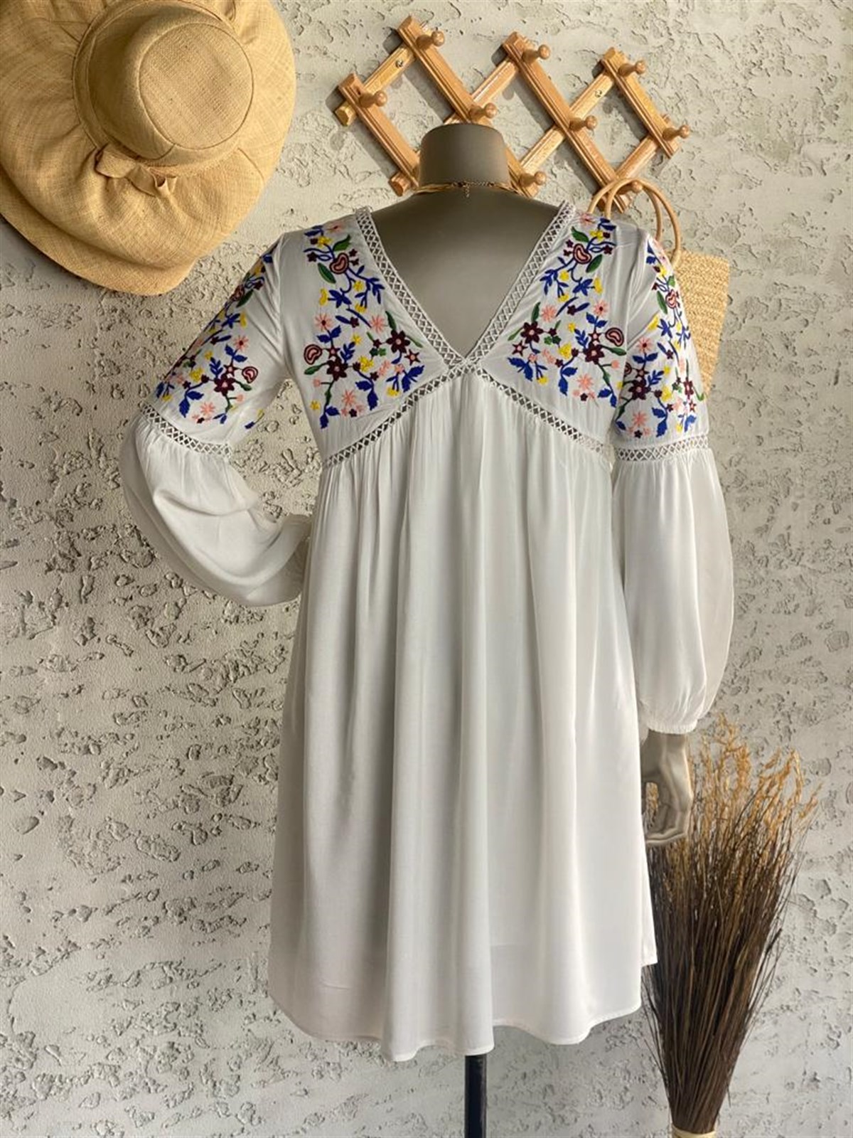 Alaçatı Nakış İşlemeli Elbise (Beyaz)