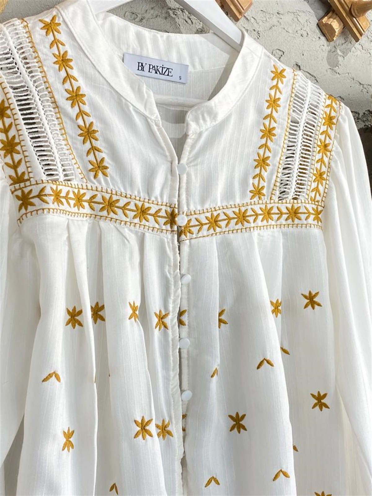 Alaçatı Sarı Nakış Çiçek Desenli Gömlek (Ekru)