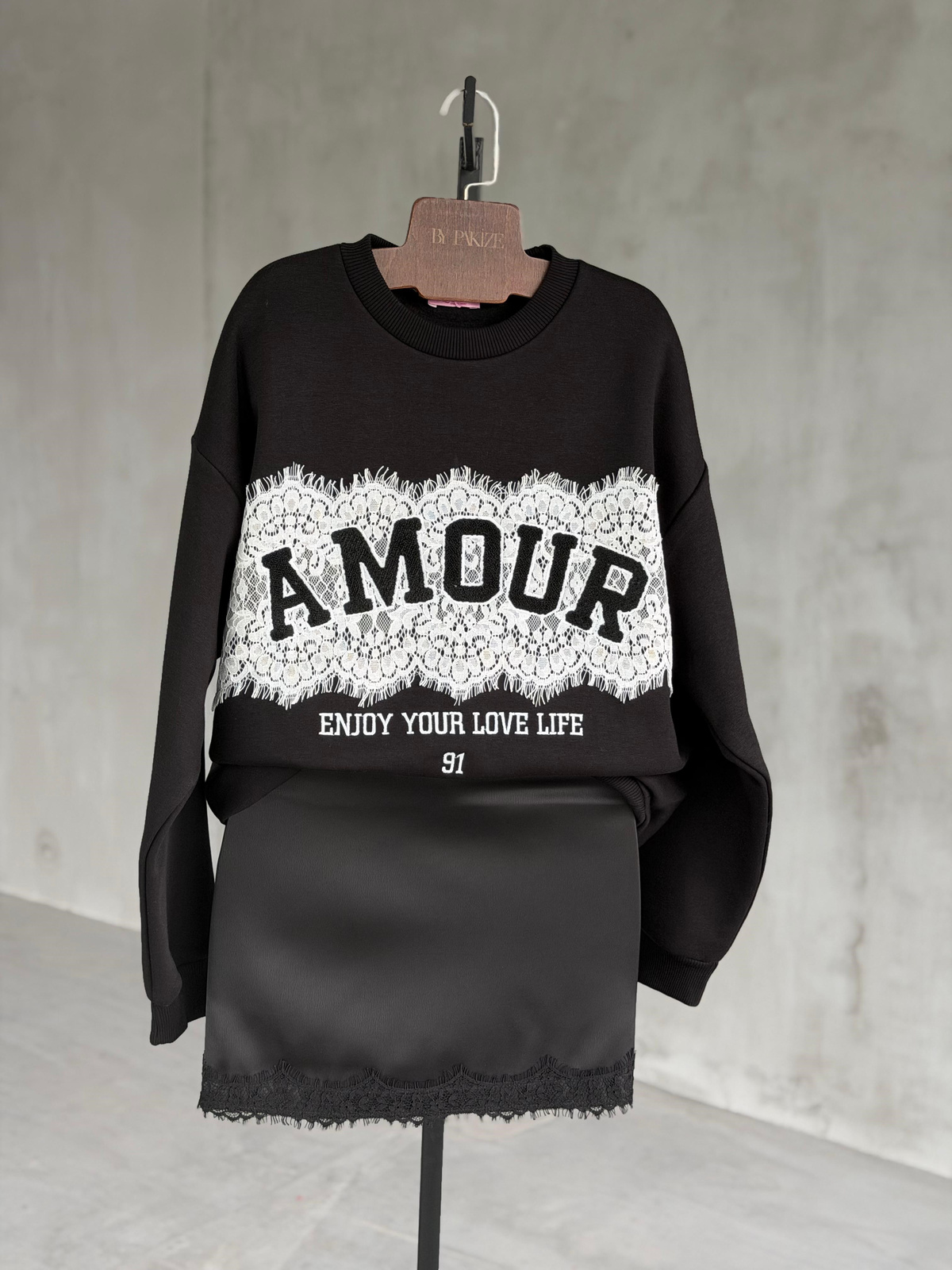 Amour Dantel Detaylı Şardonlu Sweatshirt (Siyah)