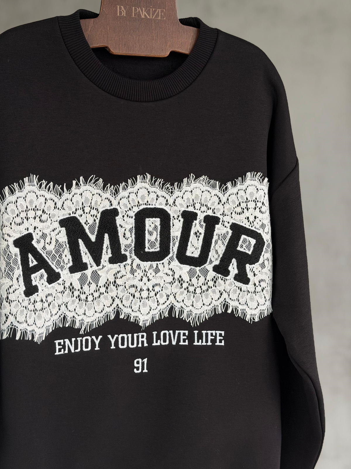 Amour Dantel Detaylı Şardonlu Sweatshirt (Siyah)