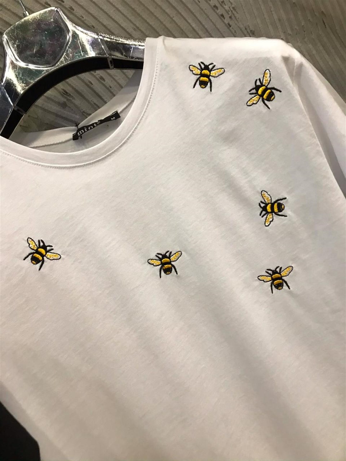 Arı Nakış İşçilikli Tshirt (BEYAZ & SİYAH)