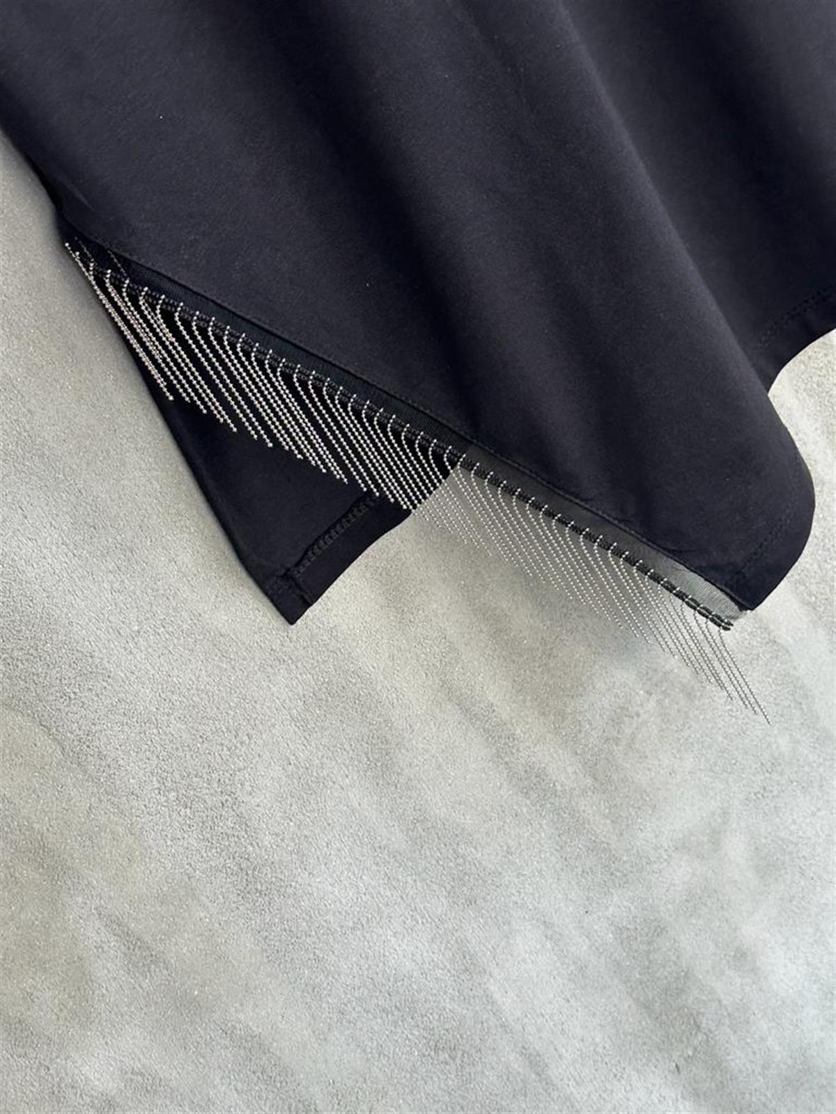 Asimetrik Kesim Zincir Detaylı Oversize Tişört (Siyah)