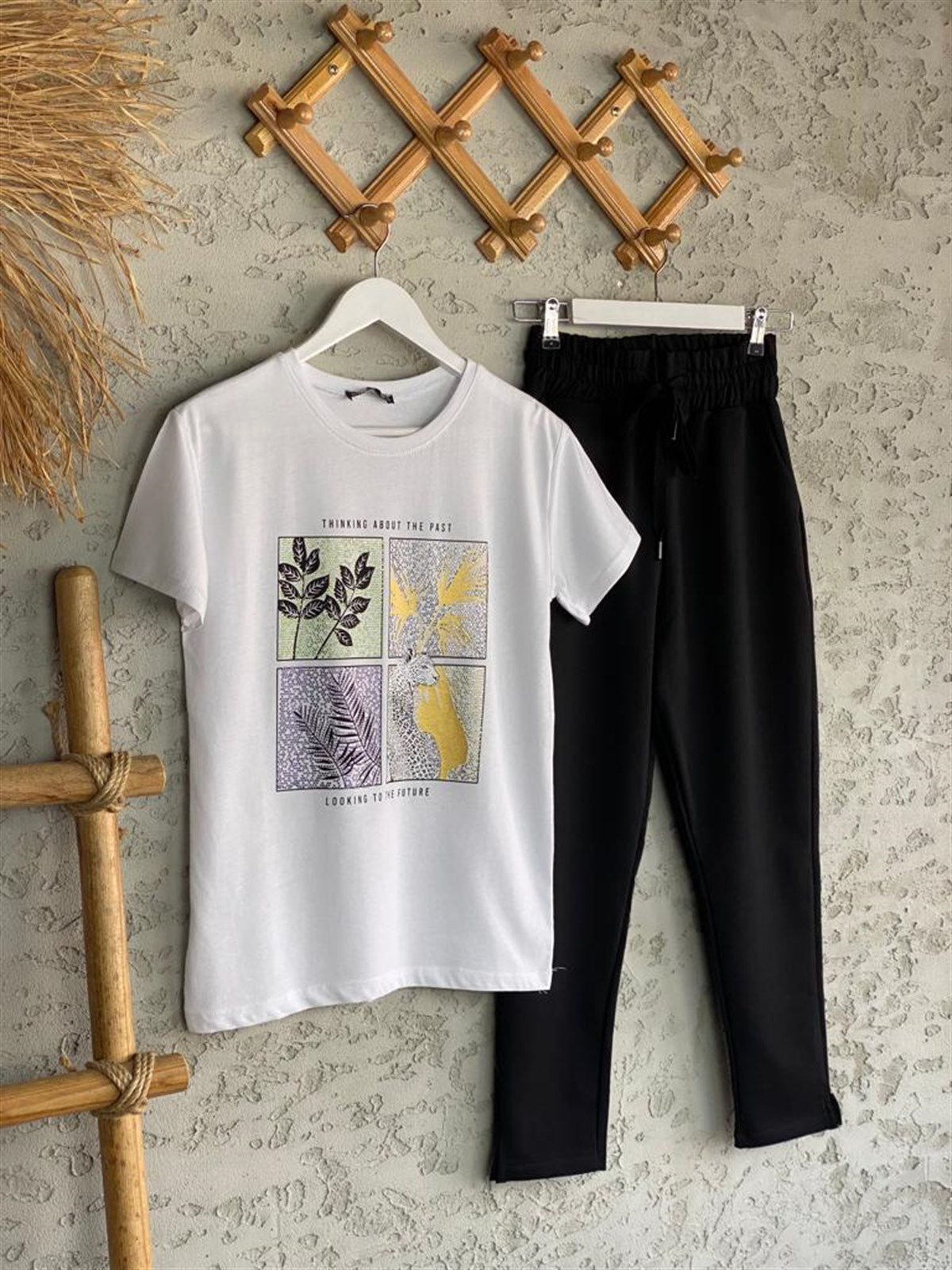 Aslan Desenli Taş İşlemeli Tshirt (Beyaz)