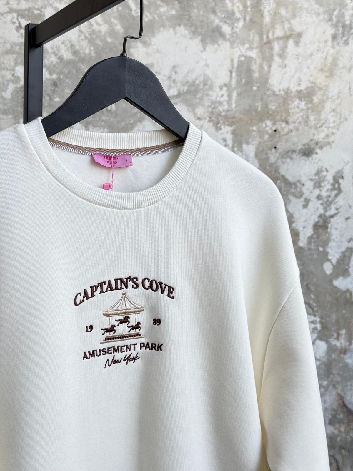 Atlı Karınca Figürlü Yazı Nakışlı Oversize Sweatshirt (Ekru)