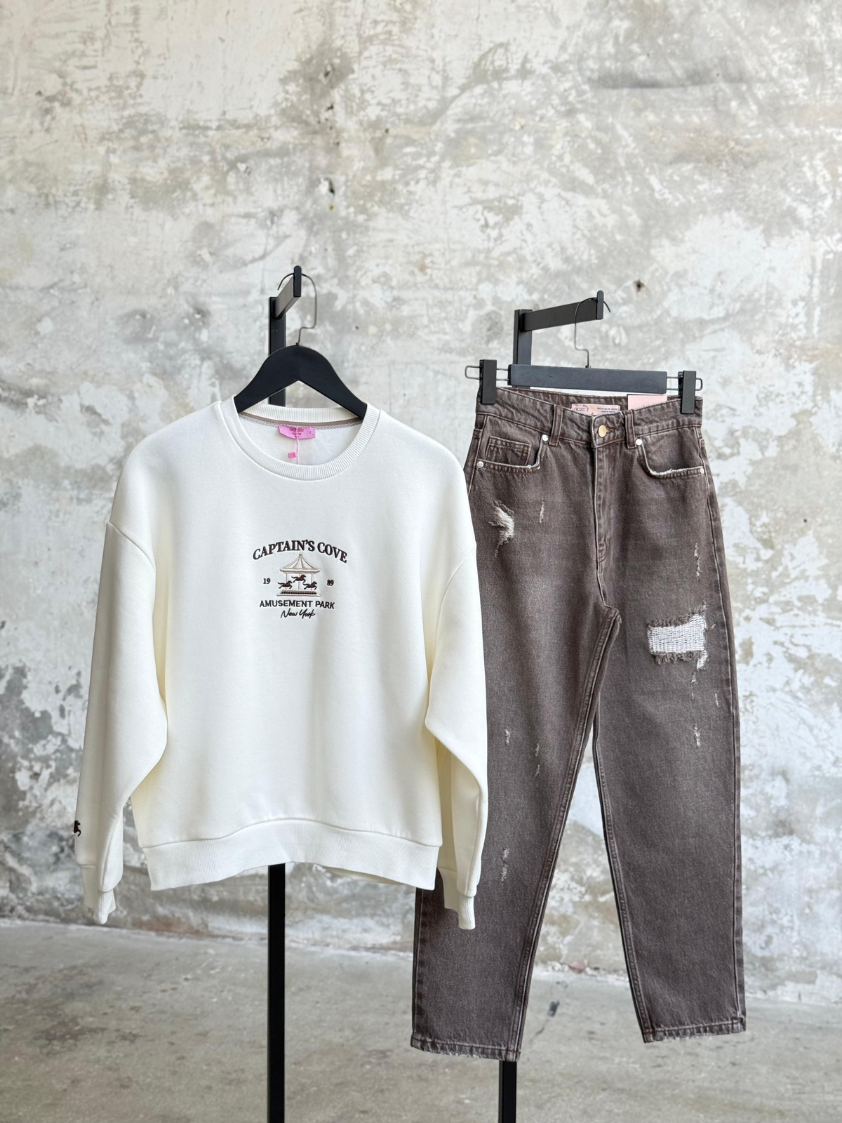 Atlı Karınca Figürlü Yazı Nakışlı Oversize Sweatshirt (Ekru)
