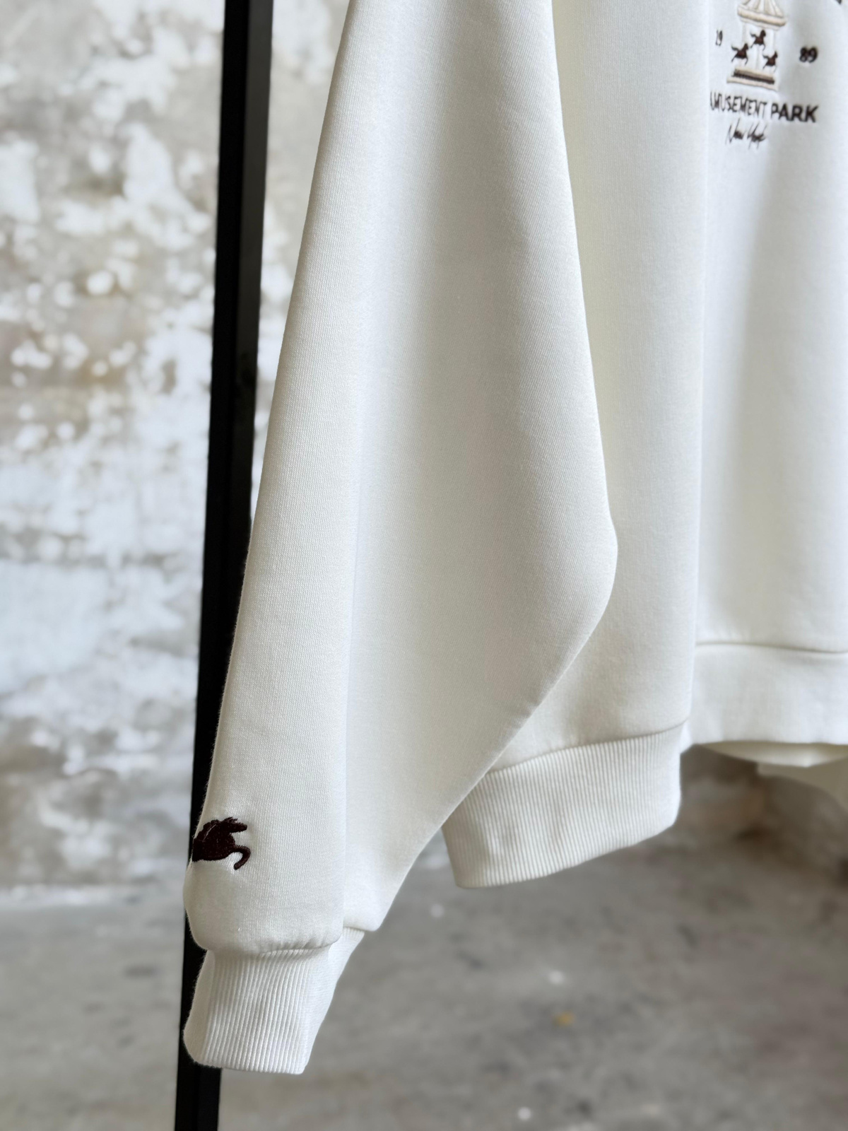 Atlı Karınca Figürlü Yazı Nakışlı Oversize Sweatshirt (Ekru)
